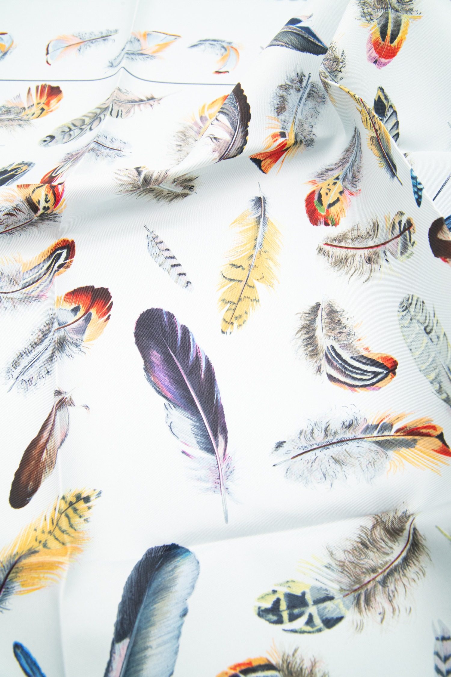 Thumbnail of http://Hermès%20„Les%20Plumes“%20Seidentuch%20in%20Hellblau%20und%20Bunt