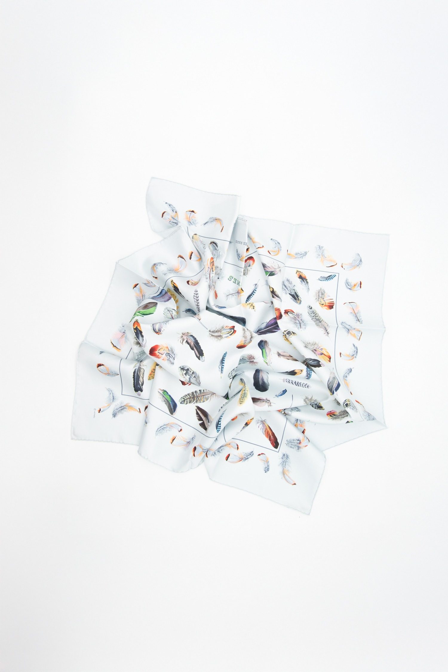 Thumbnail of http://Hermès%20„Les%20Plumes“%20Seidentuch%20in%20Hellblau%20und%20Bunt