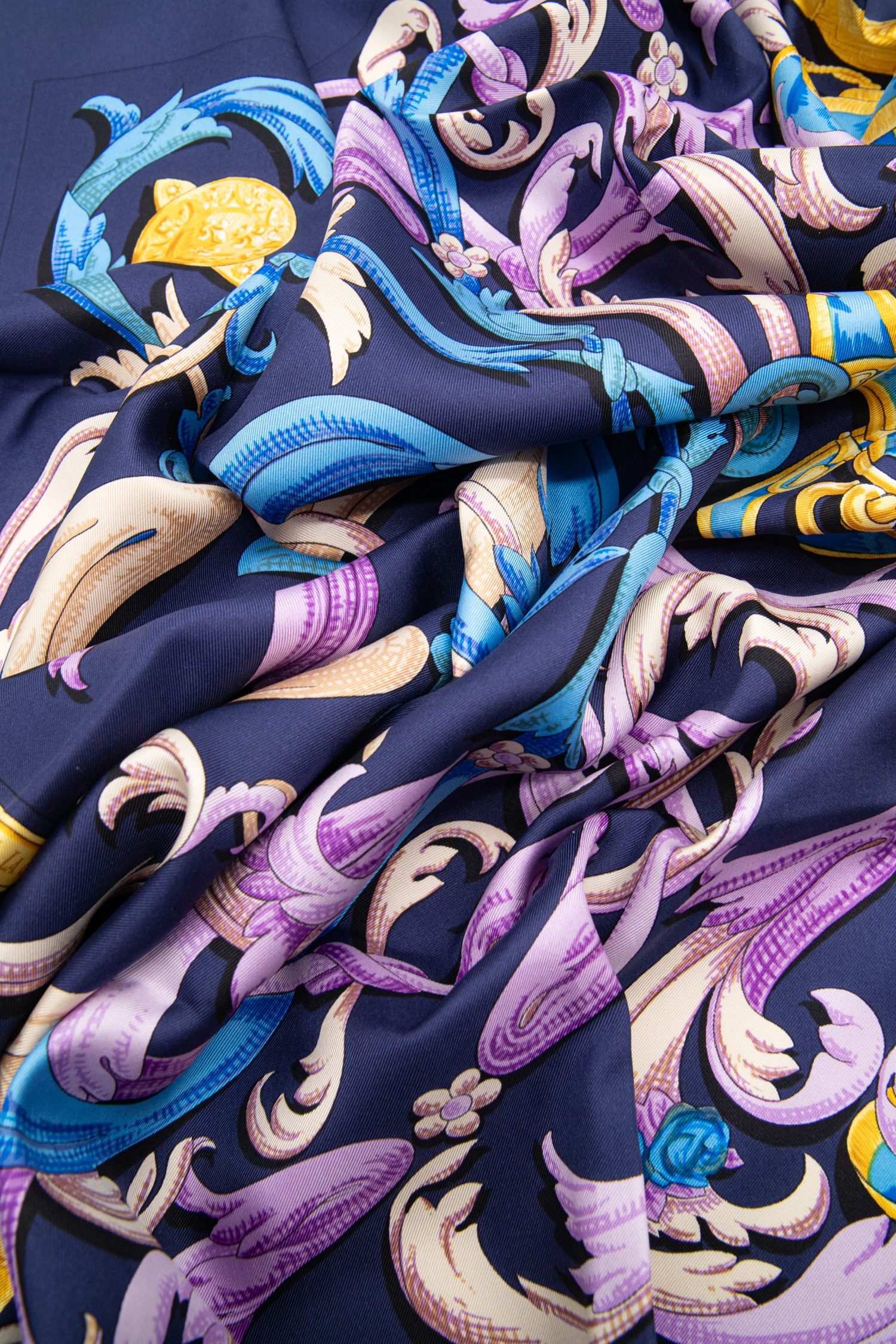 Thumbnail of http://Hermès%20„Le%20Mors%20a%20La%20Contetable“%20Tuch%20in%20Dunkelblau%20und%20Bunt