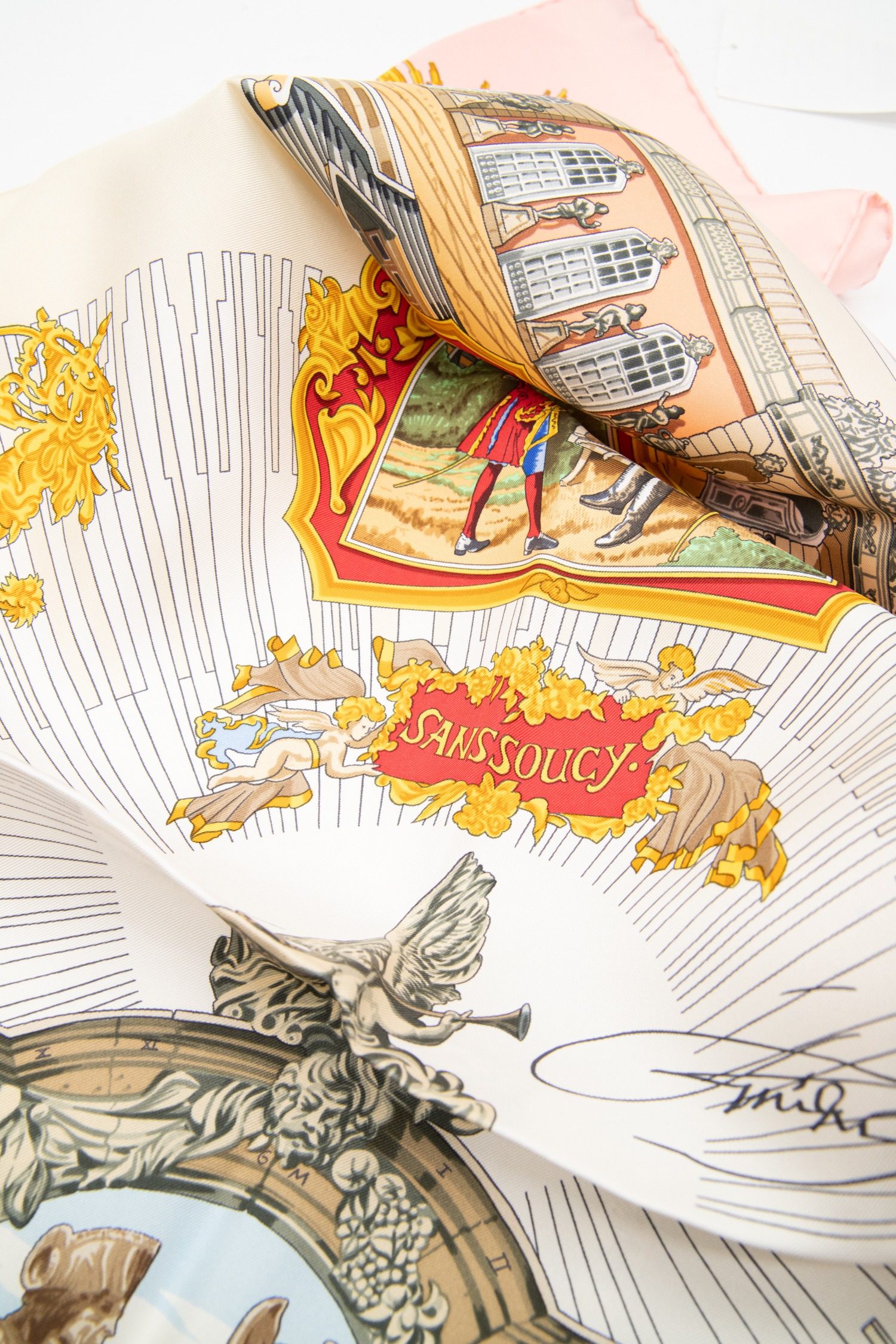 Thumbnail of http://Hermès%20Voltaire%20Seidentuch%20in%20Rosa,%20Ecru%20und%20Bunt