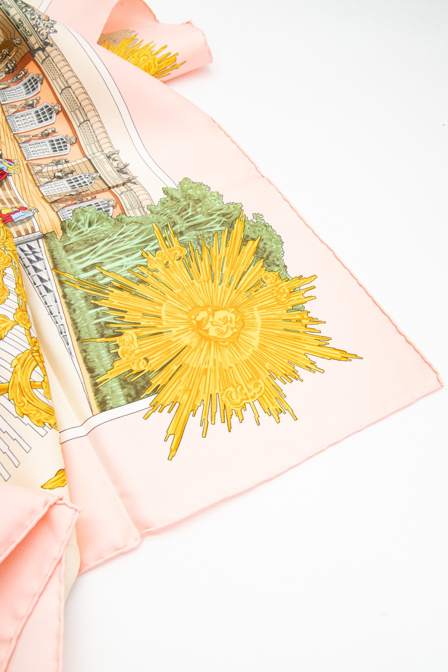 Thumbnail of http://Hermès%20Voltaire%20Seidentuch%20in%20Rosa,%20Ecru%20und%20Bunt