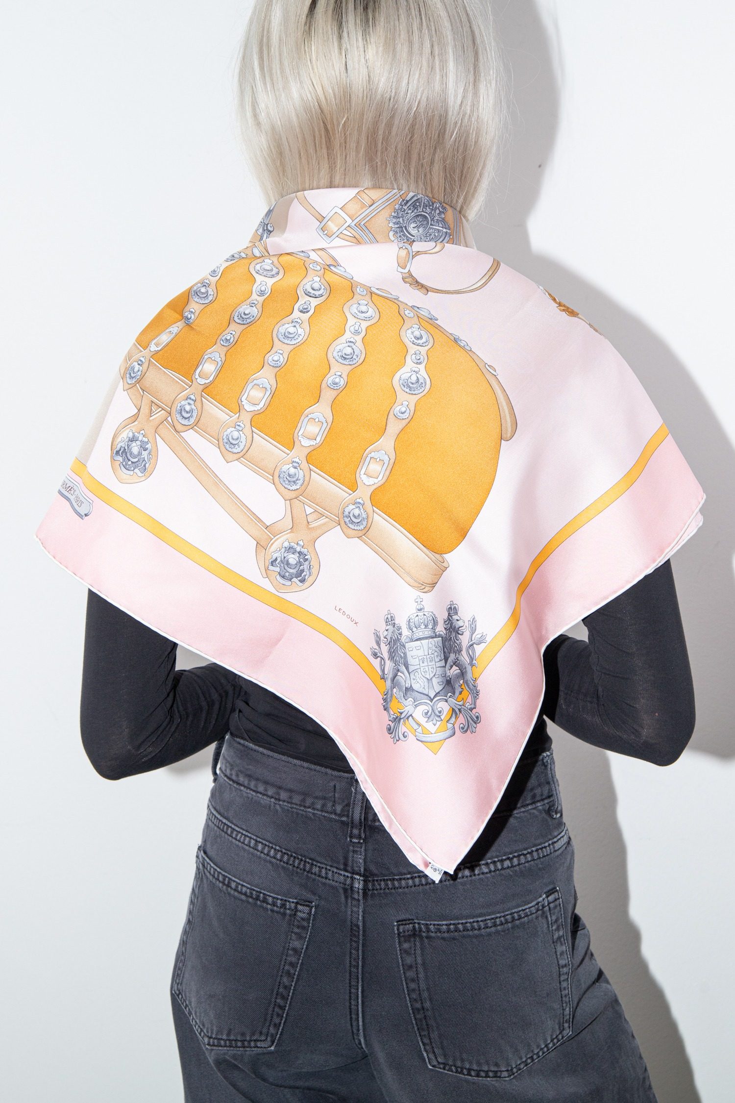 Thumbnail of http://Hermès%20Harnais%20de%20Cour%20Tuch%20mit%20Pferdegeschirr-Motiv%20in%20Rosa