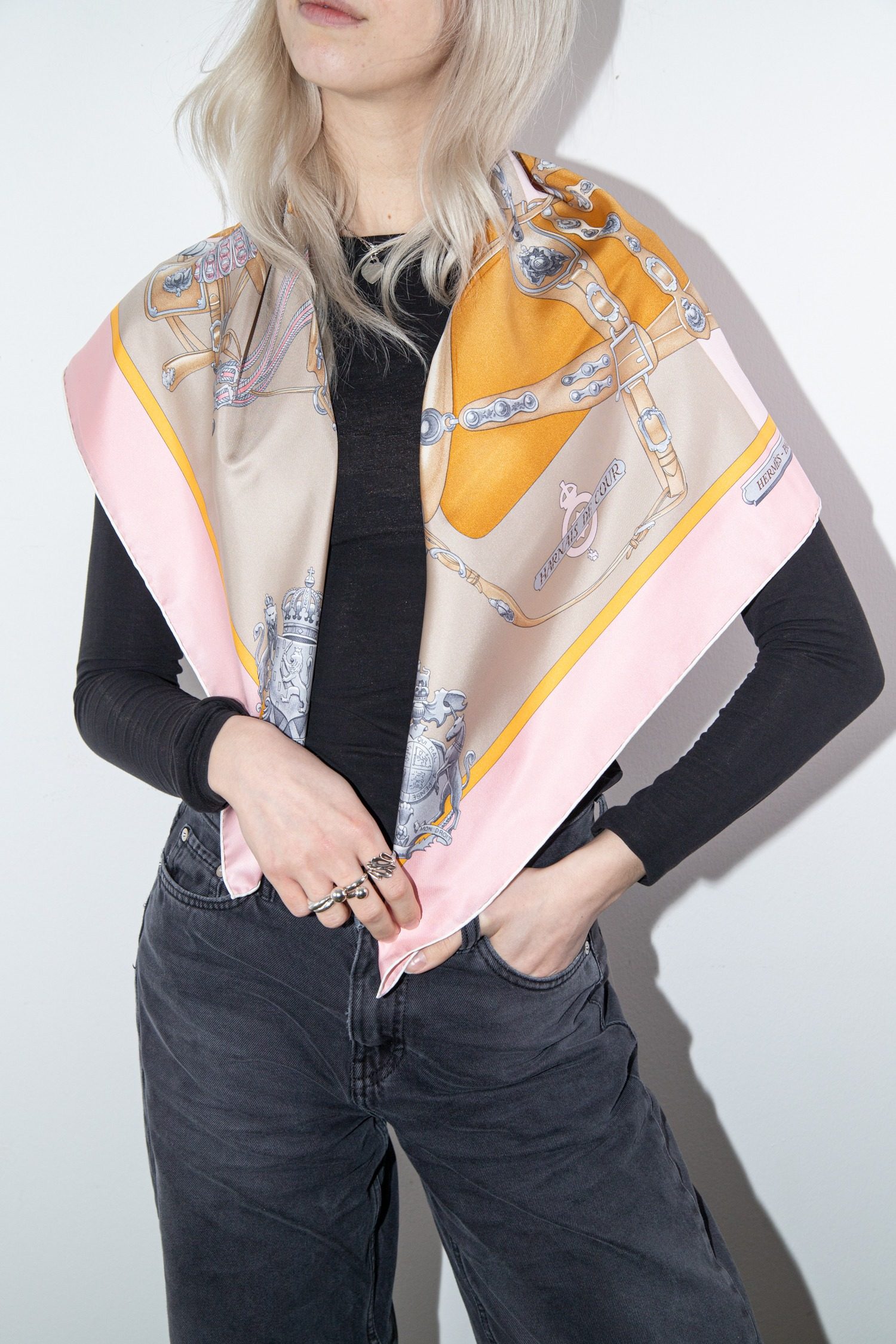 Thumbnail of http://Hermès%20Harnais%20de%20Cour%20Tuch%20mit%20Pferdegeschirr-Motiv%20in%20Rosa