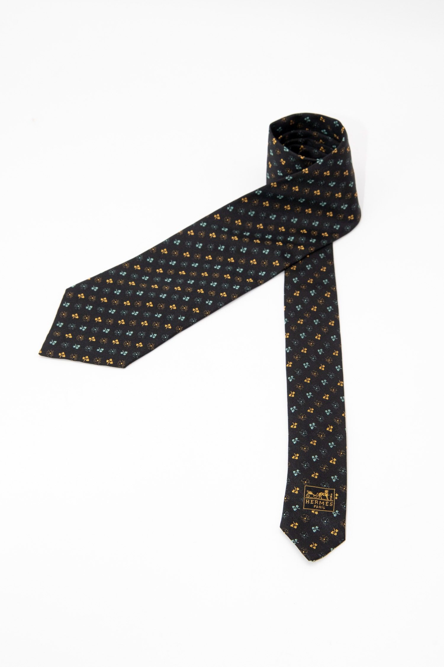 Thumbnail of http://Hermès%20Krawatte%20mit%20Blüten-Motiv%20in%20Schwarz