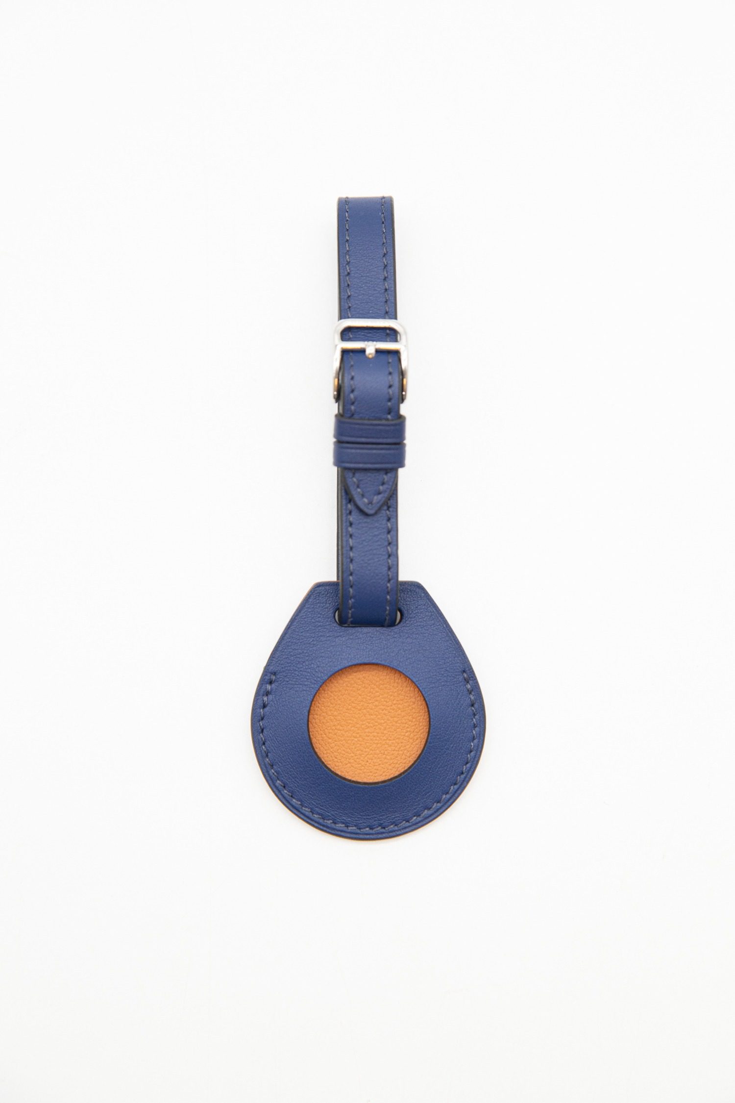 Thumbnail of http://Hermès%20Taschenanhänger%20Apple%20AirTag%20in%20Dunkelblau%20und%20Silber