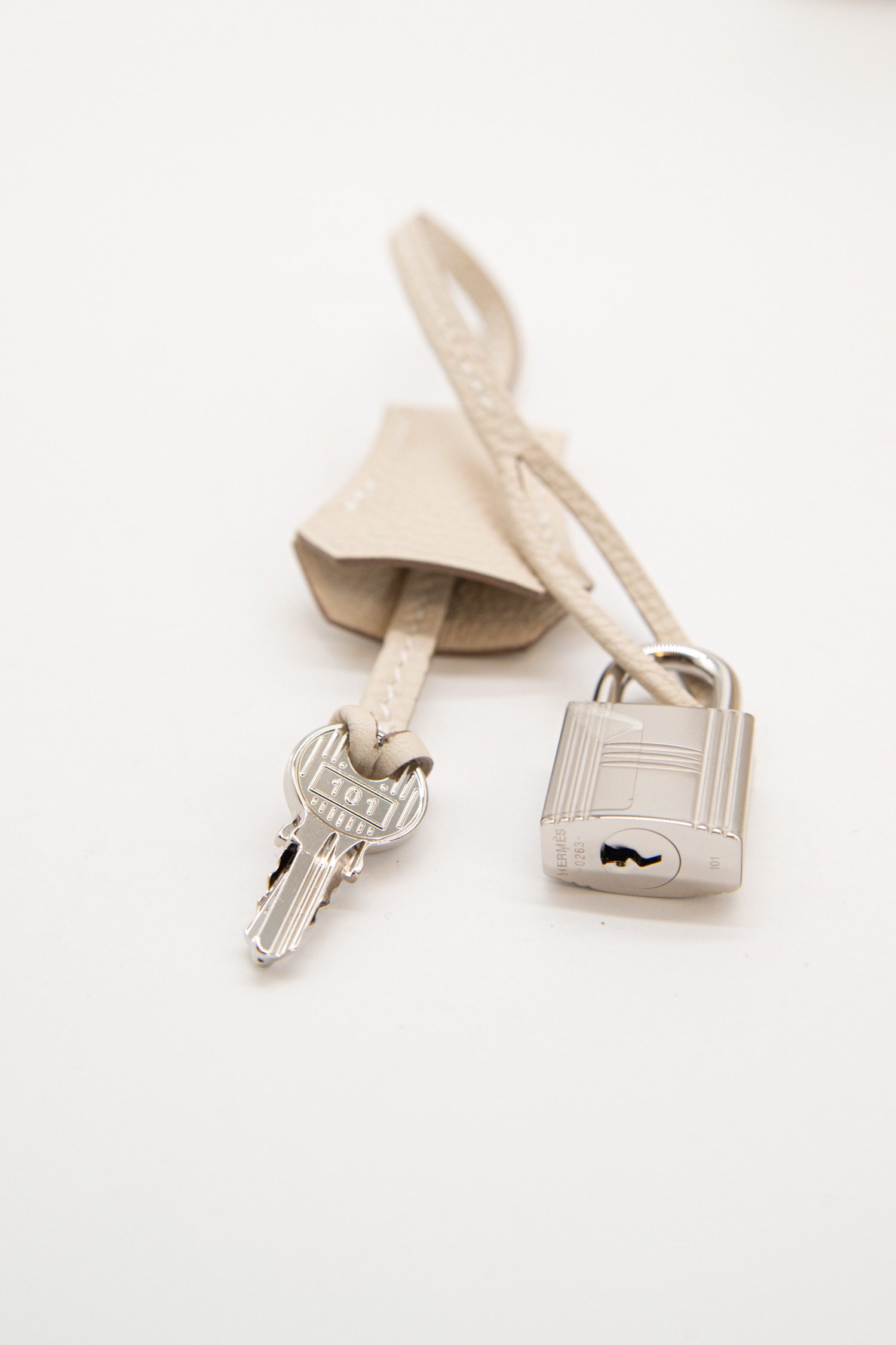 Thumbnail of http://Hermès%20Kelly%2035%20Handtasche%20in%20Ecru