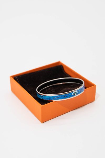 Hermès schmaler Armreif mit Feder-Motiv in Blau