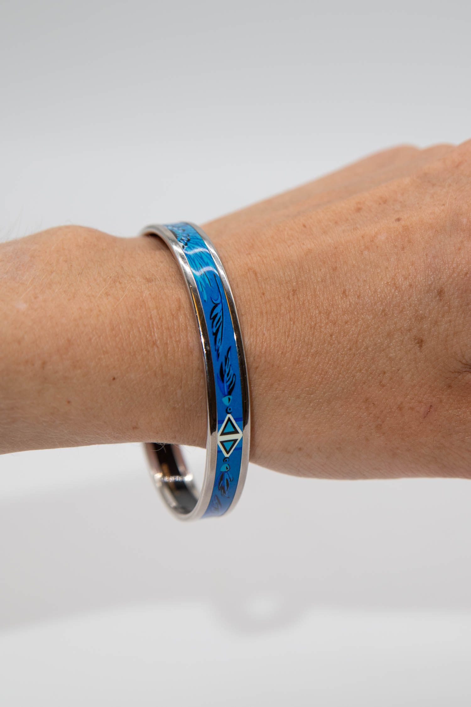 Thumbnail of http://Hermès%20schmaler%20Armreif%20mit%20Feder-Motiv%20in%20Blau