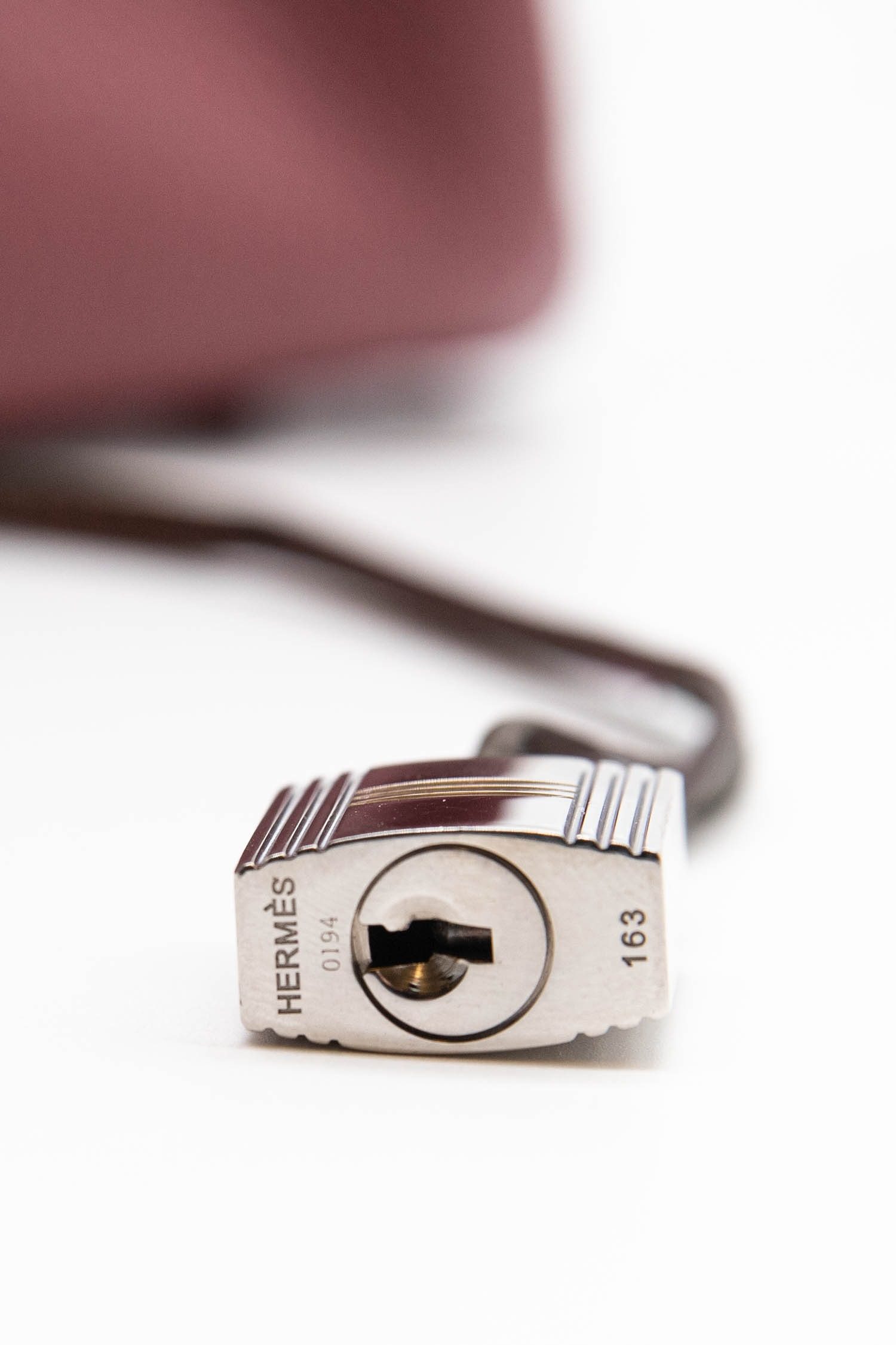 Thumbnail of http://Hermès%20Kelly%2035%20Clémence%20Palladium%20Tasche%20Bicolore%20in%20Tosca/Etain