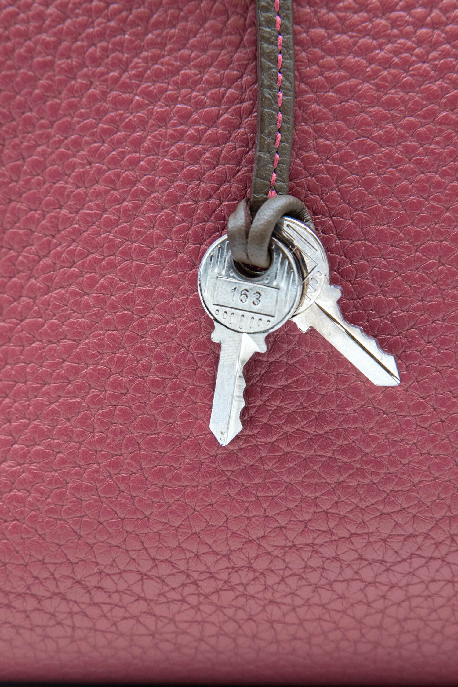 Thumbnail of http://Hermès%20Kelly%2035%20Clémence%20Palladium%20Tasche%20Bicolore%20in%20Tosca/Etain