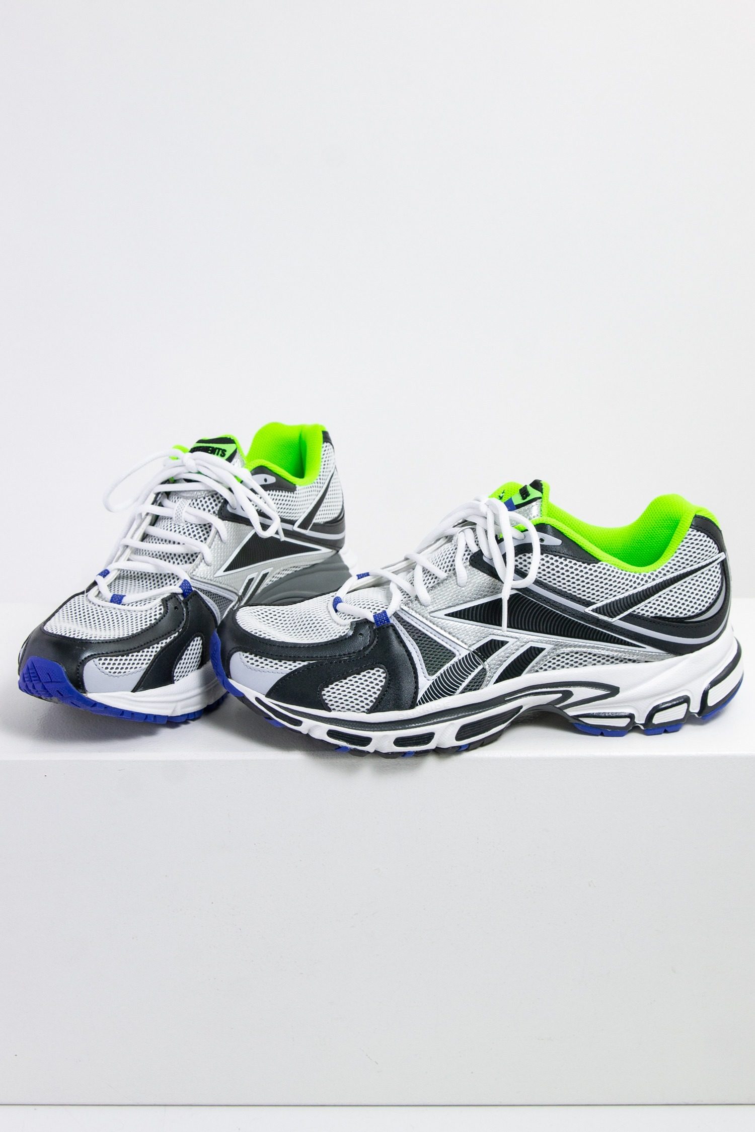 Vetements x Reebok "Spike Runner 200" Sneaker mit neongrünen Details