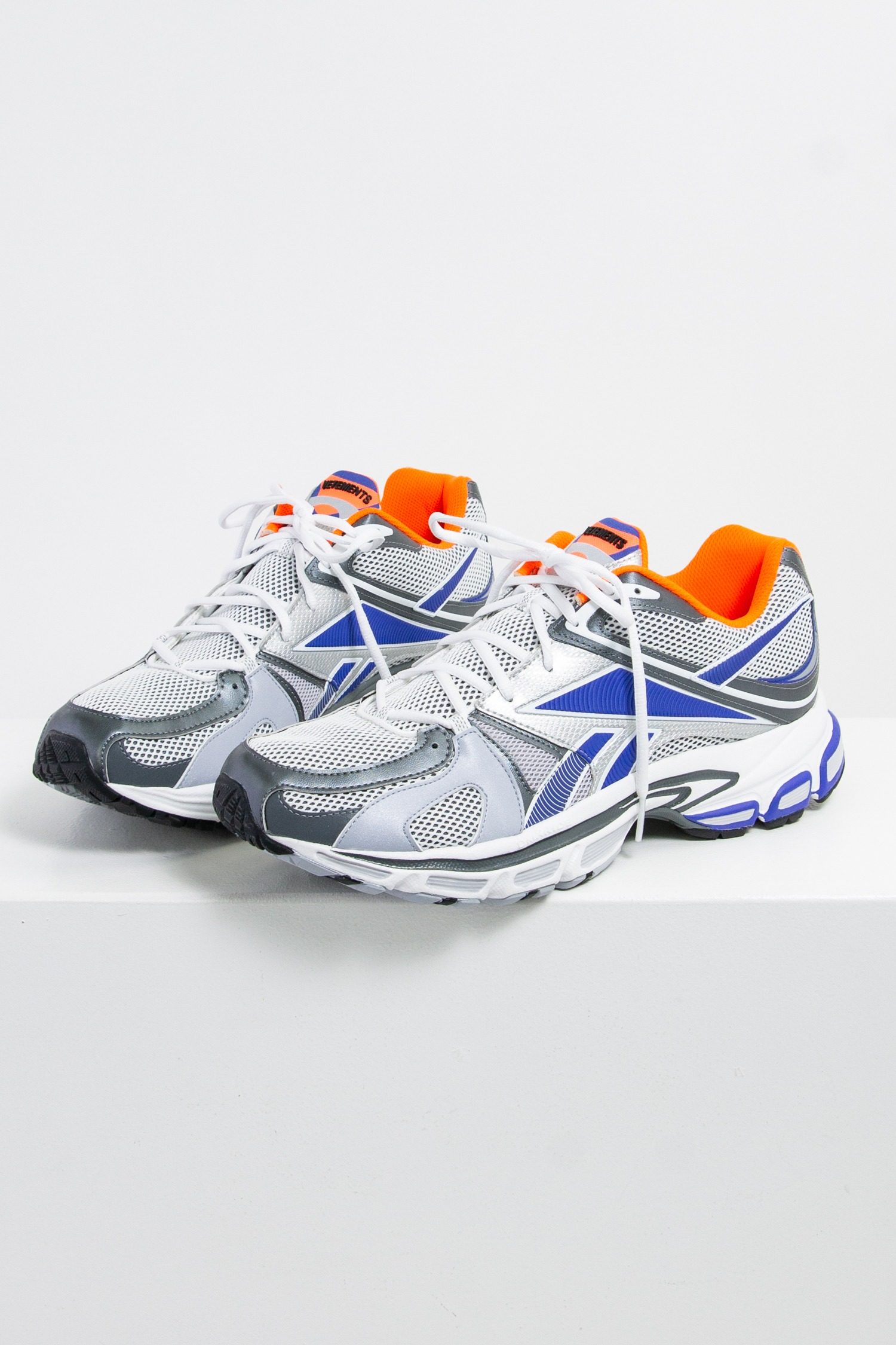 Thumbnail of http://Vetements%20x%20Reebok%20Spike%20Runner%20200%20Sneaker%20mit%20neonorangenen%20Details