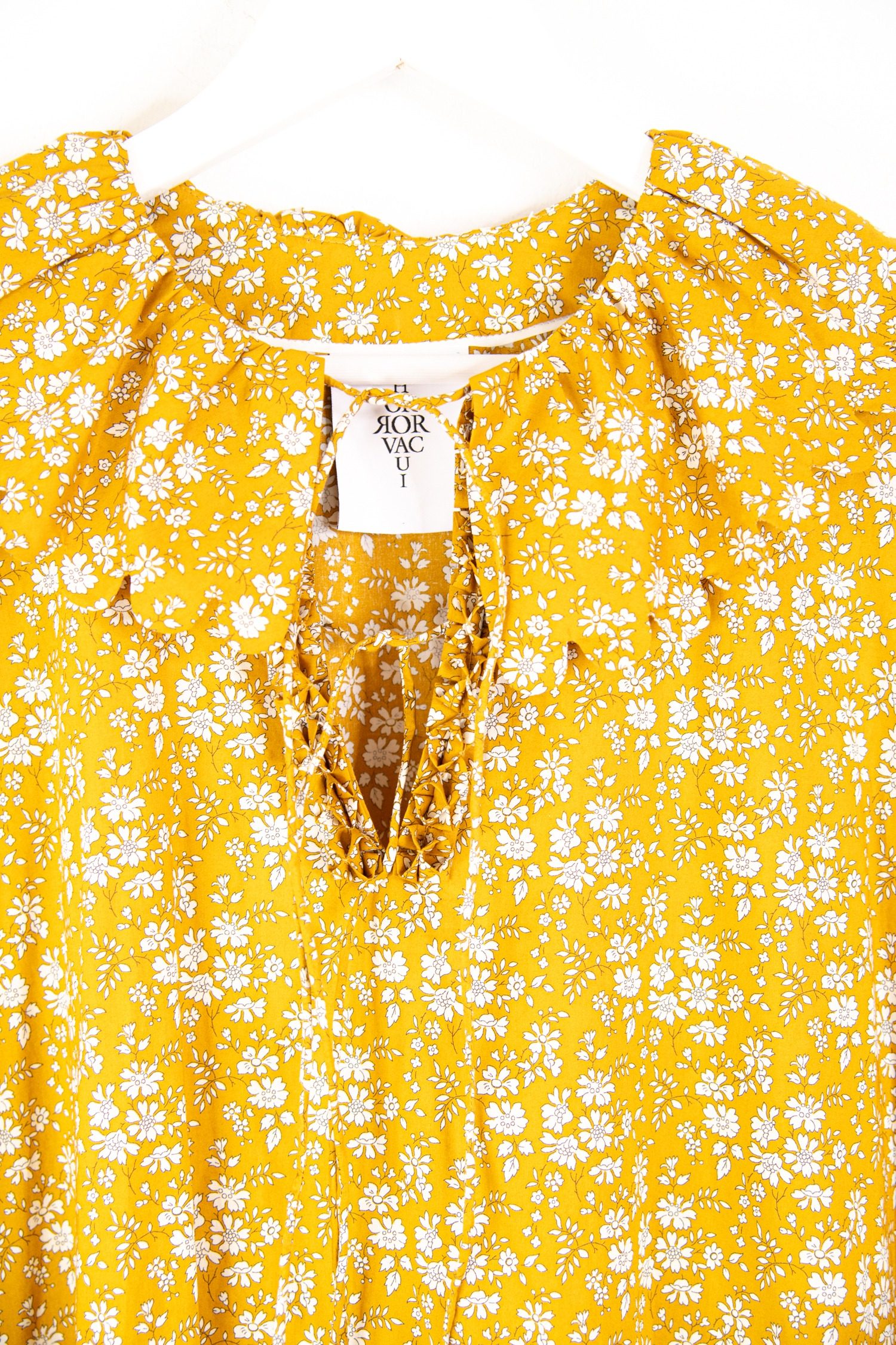 Thumbnail of http://Horror%20Vacui%20Maxikelid%20mit%20kleinem%20Blumenmuster%20in%20Gelb