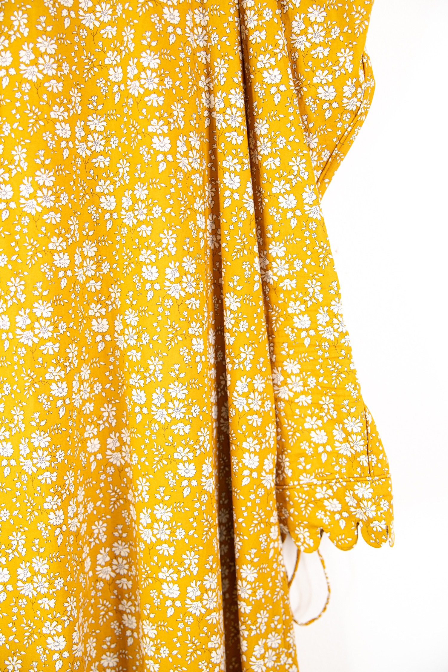 Thumbnail of http://Horror%20Vacui%20Maxikelid%20mit%20kleinem%20Blumenmuster%20in%20Gelb