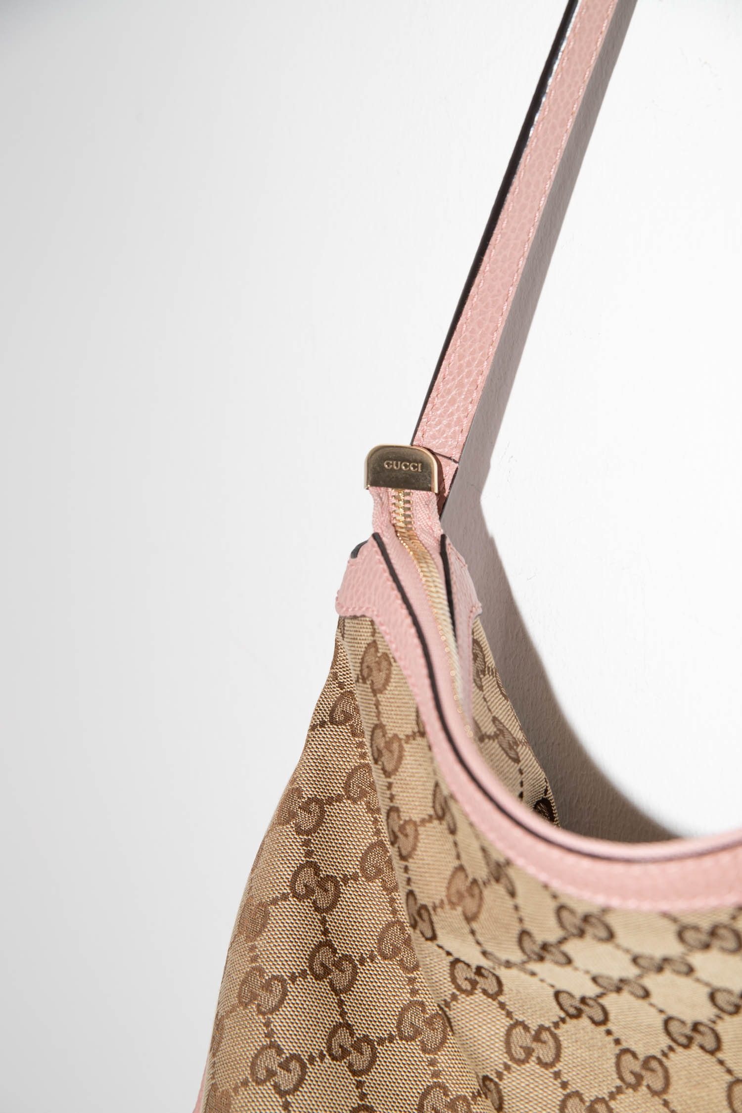 Thumbnail of http://Gucci%20Bree%20Schultertasche%20mit%20GG-Monogram%20in%20Rosa%20und%20Braun