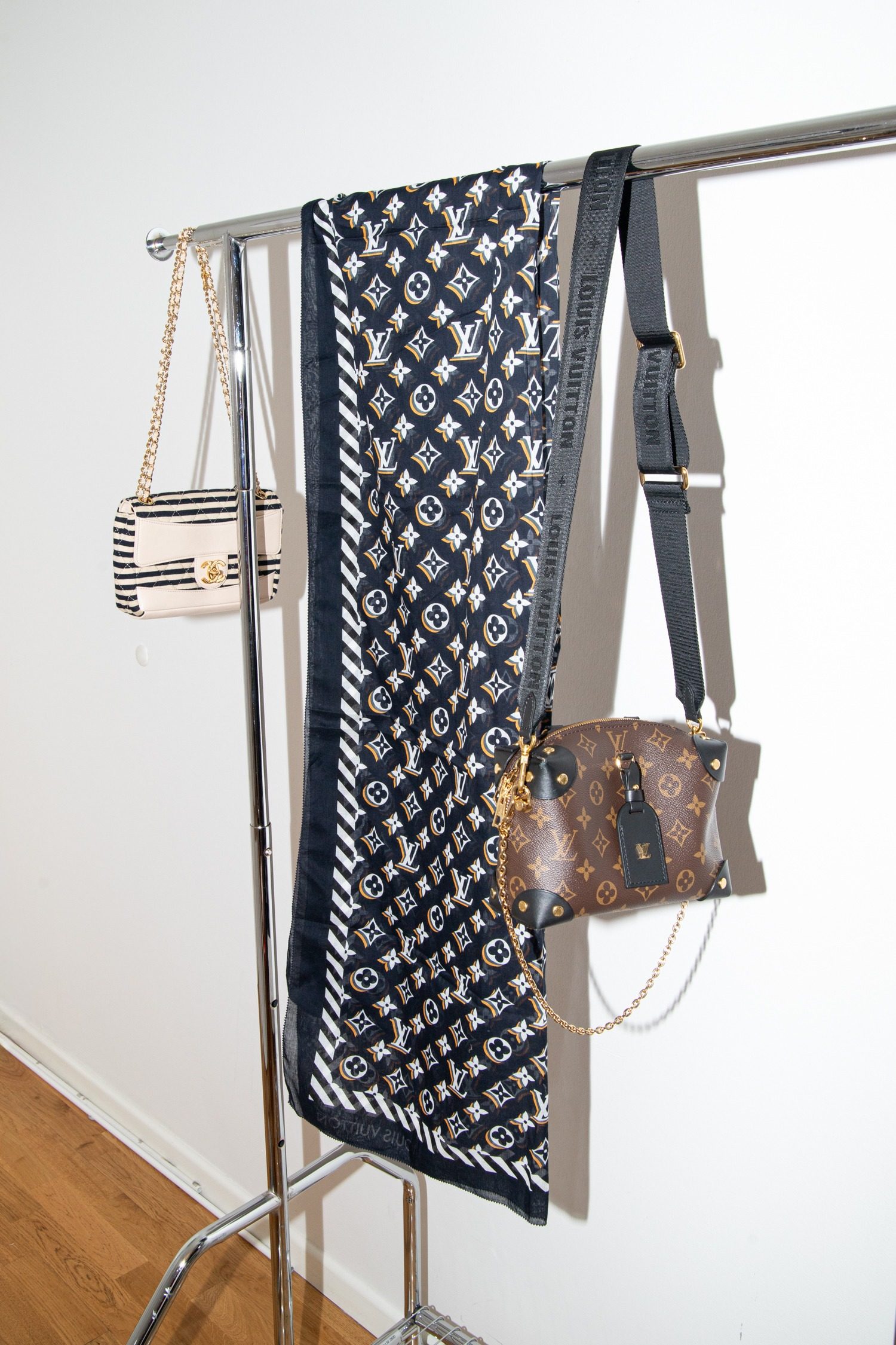 Thumbnail of http://Louis%20Vuitton%20Stephen%20Sprouse%20Leopard%20Tuch%20in%20Camelfarben