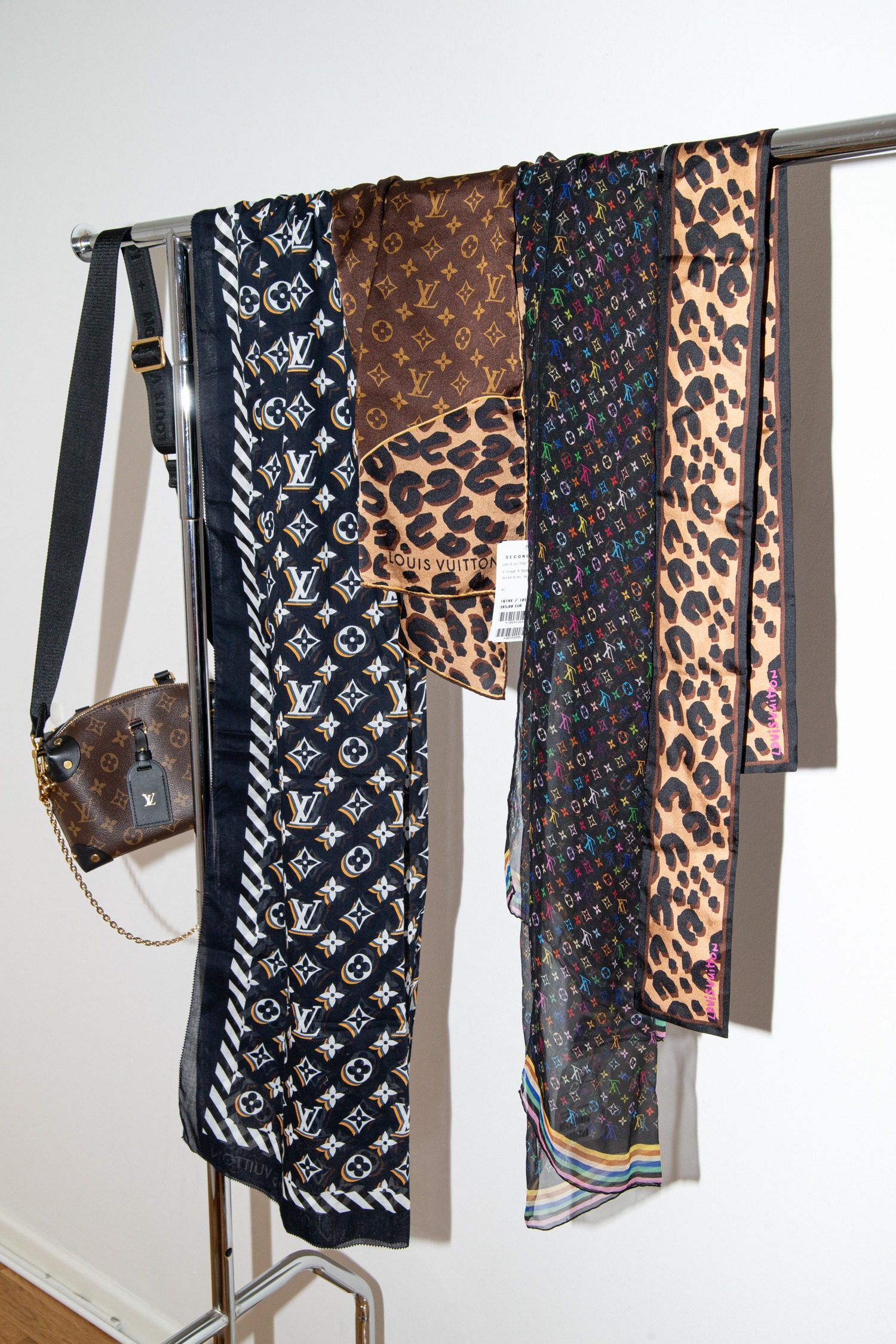 Thumbnail of http://Louis%20Vuitton%20Seidentuch%20mit%20Monogramm%20und%20Leopardenmuster