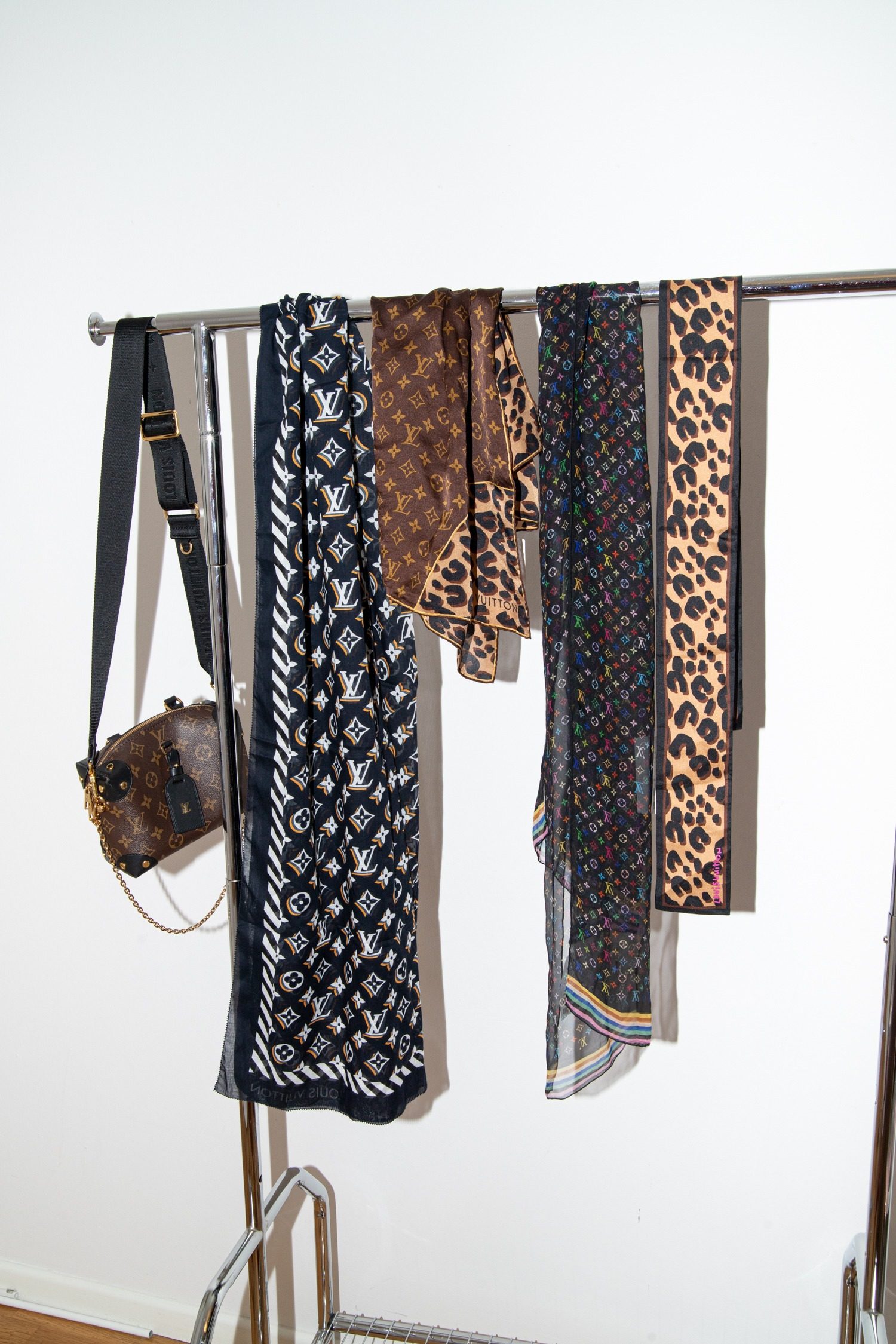 Thumbnail of http://Louis%20Vuitton%20Stephen%20Sprouse%20Leopard%20Tuch%20in%20Camelfarben