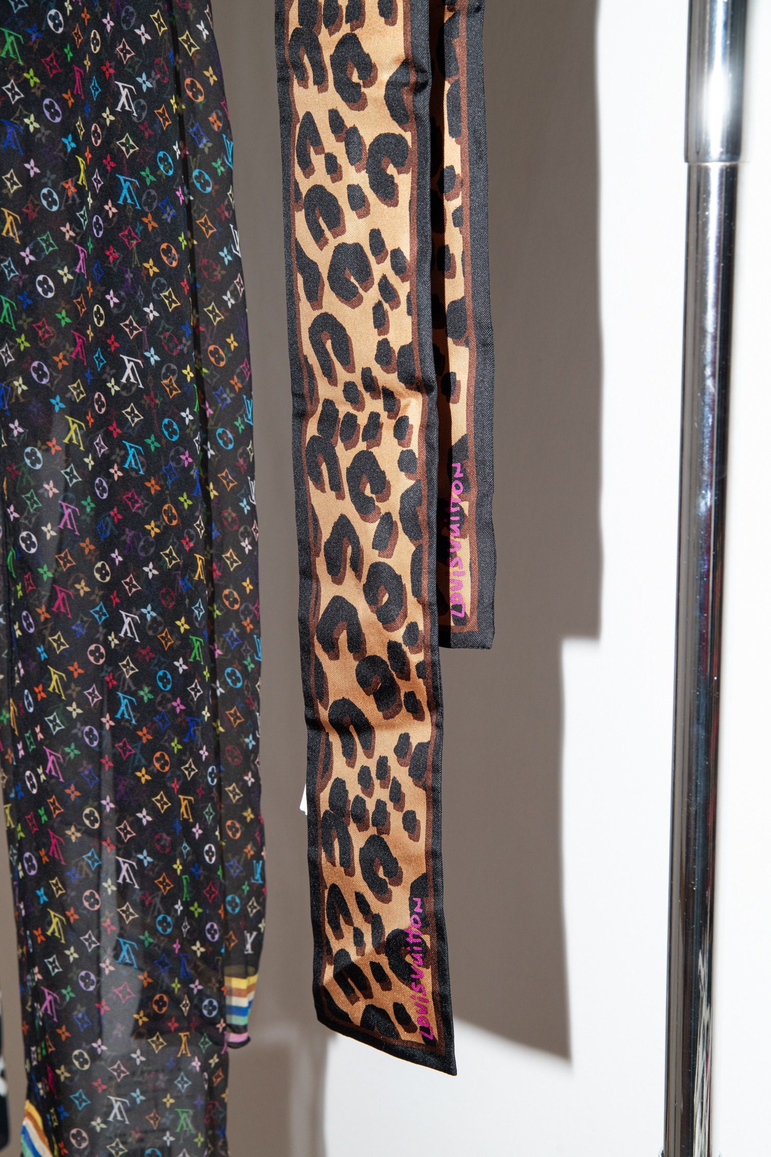 Thumbnail of http://Louis%20Vuitton%20Seidentuch%20mit%20Monogramm%20und%20Leopardenmuster