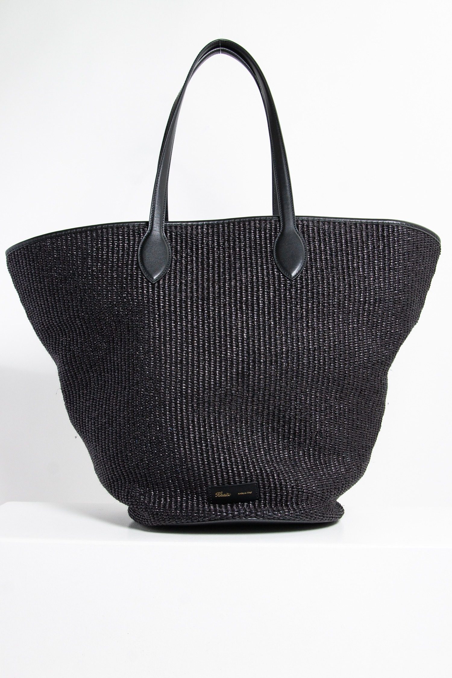 Thumbnail of http://Khaite%20Osa%20Schultertasche%20aus%20Raffiabast%20in%20schwarz