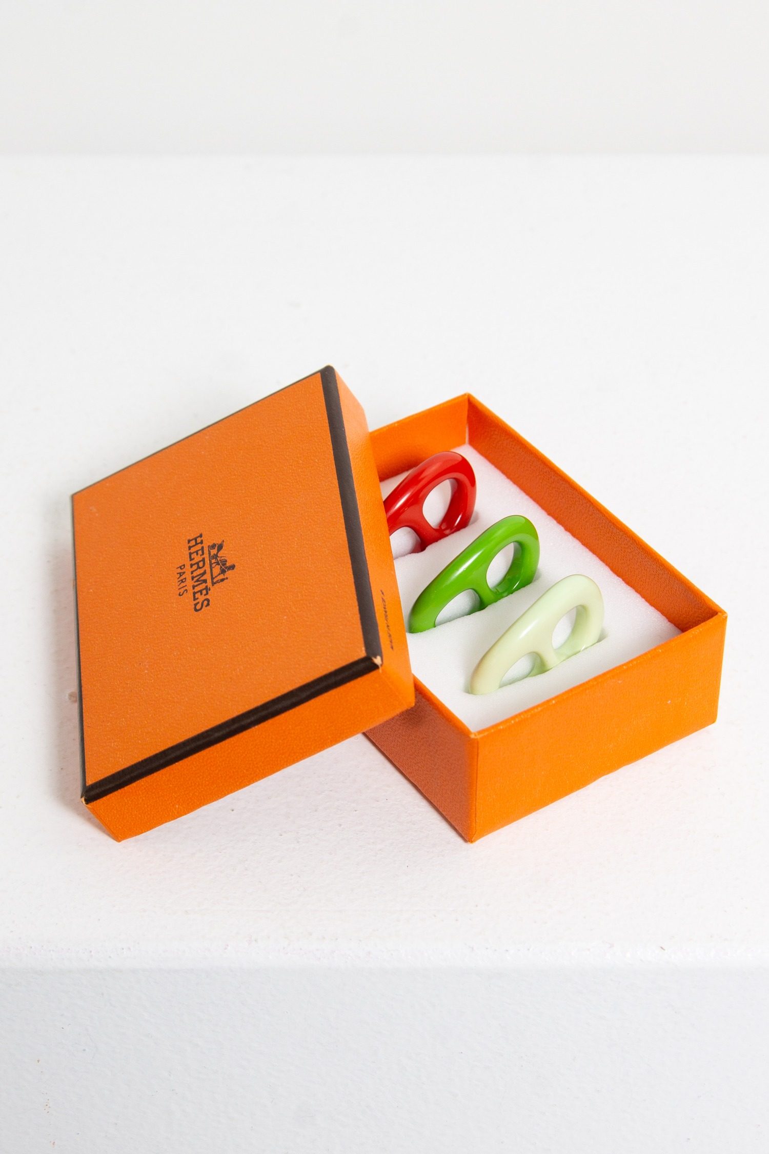 Thumbnail of http://Hermès%20Tuchring-Set%20aus%20Kunststoff