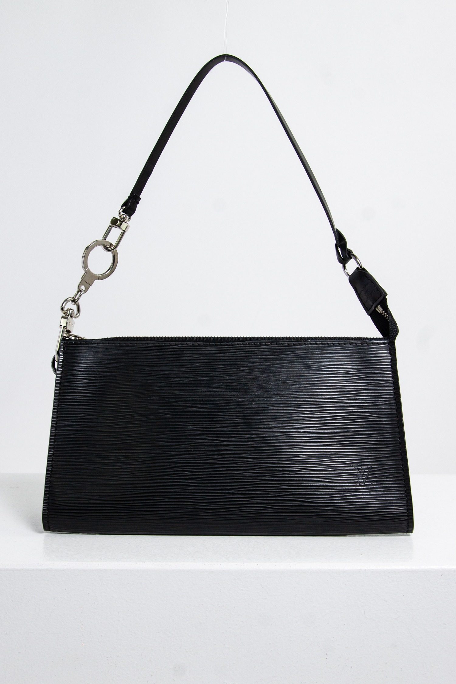 Thumbnail of http://Louis%20Vuitton%20Pochette%20aus%20Epi%20Leder%20in%20schwarz