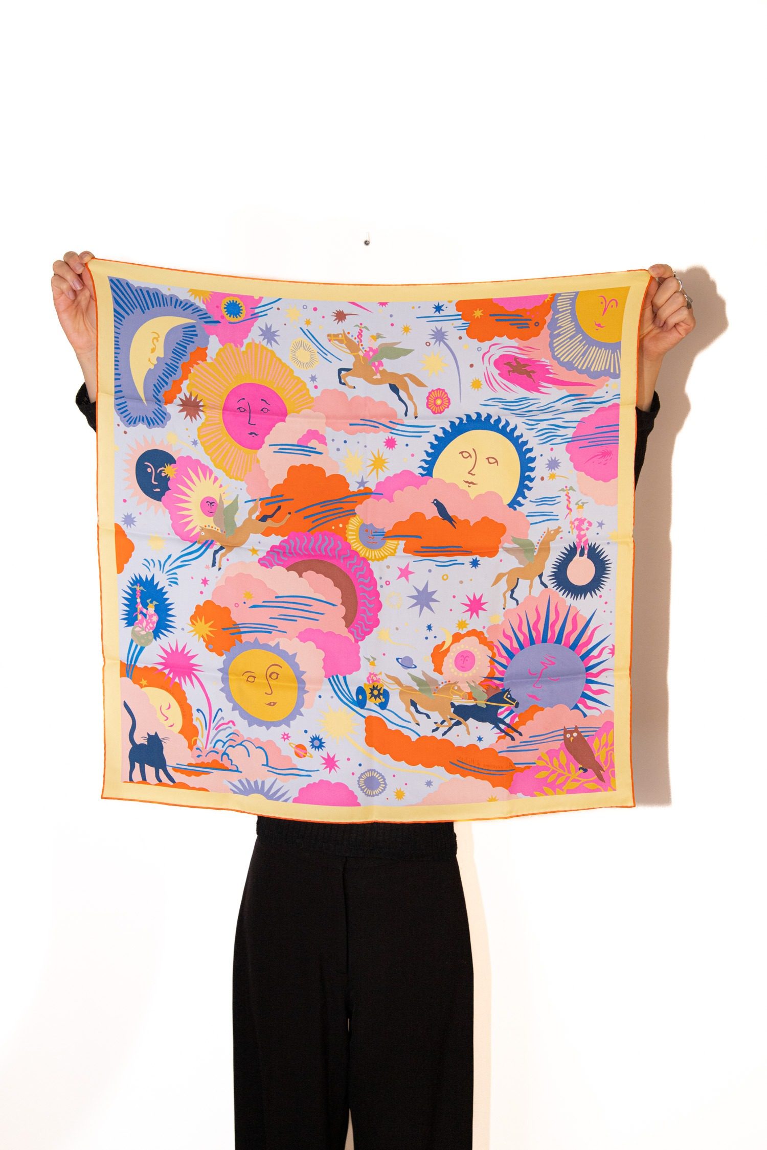 Thumbnail of http://Hermès%20„Au%20royaume%20d'Helios“%20Seidentuch%20in%20Bunt