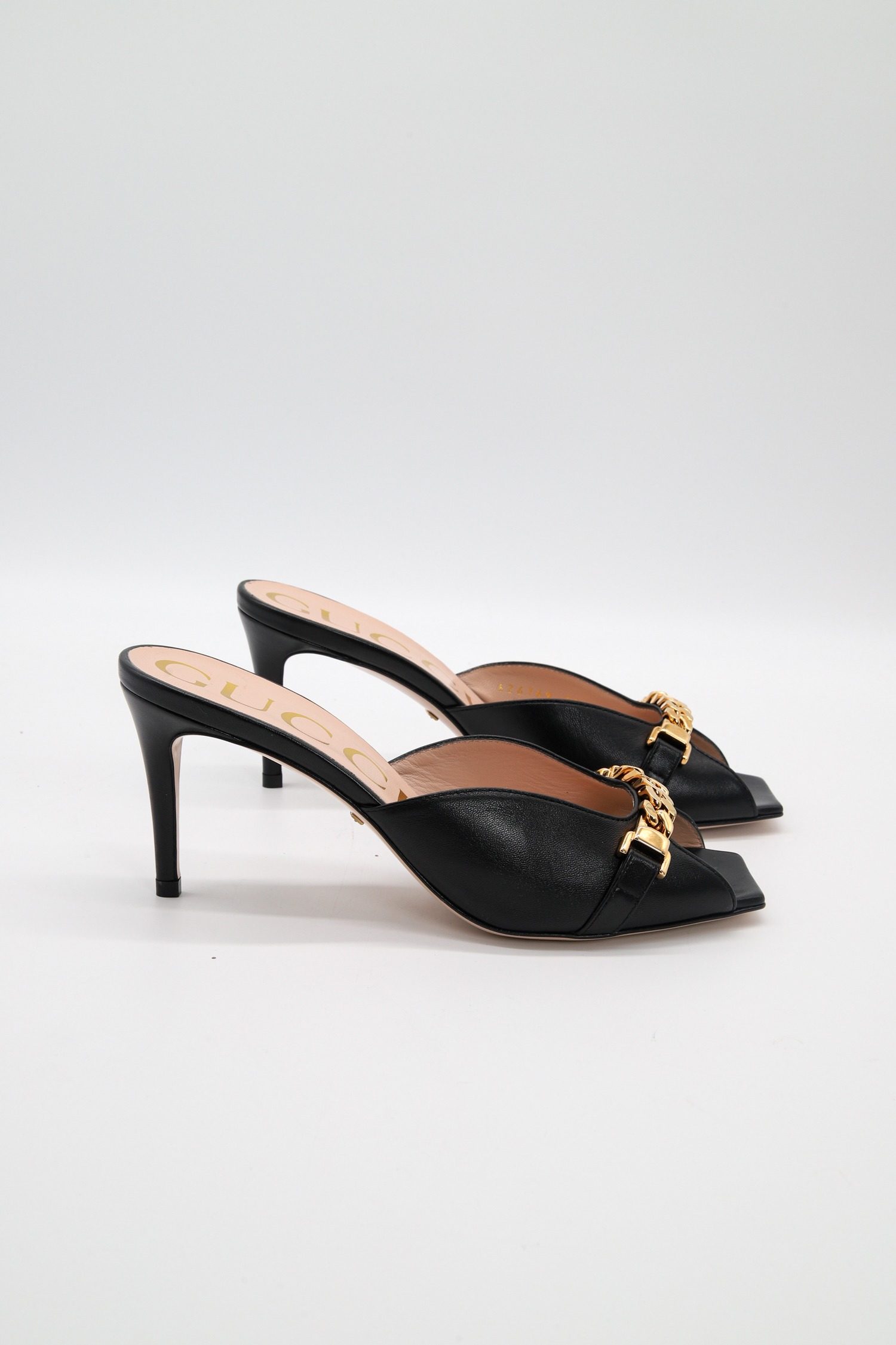 Thumbnail of http://Gucci%20Pumps%20mit%20Kettendetail%20in%20Schwarz