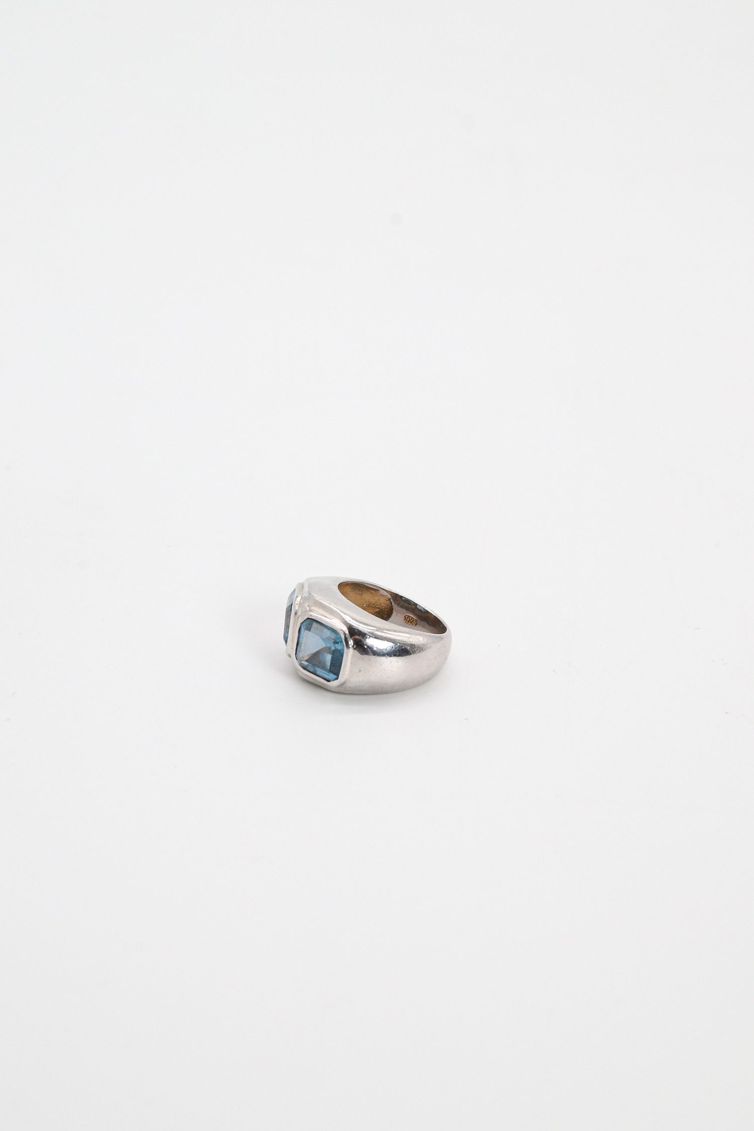 Thumbnail of http://Ring%20mit%20Edelsteinen%20in%20Silber%20und%20Blau