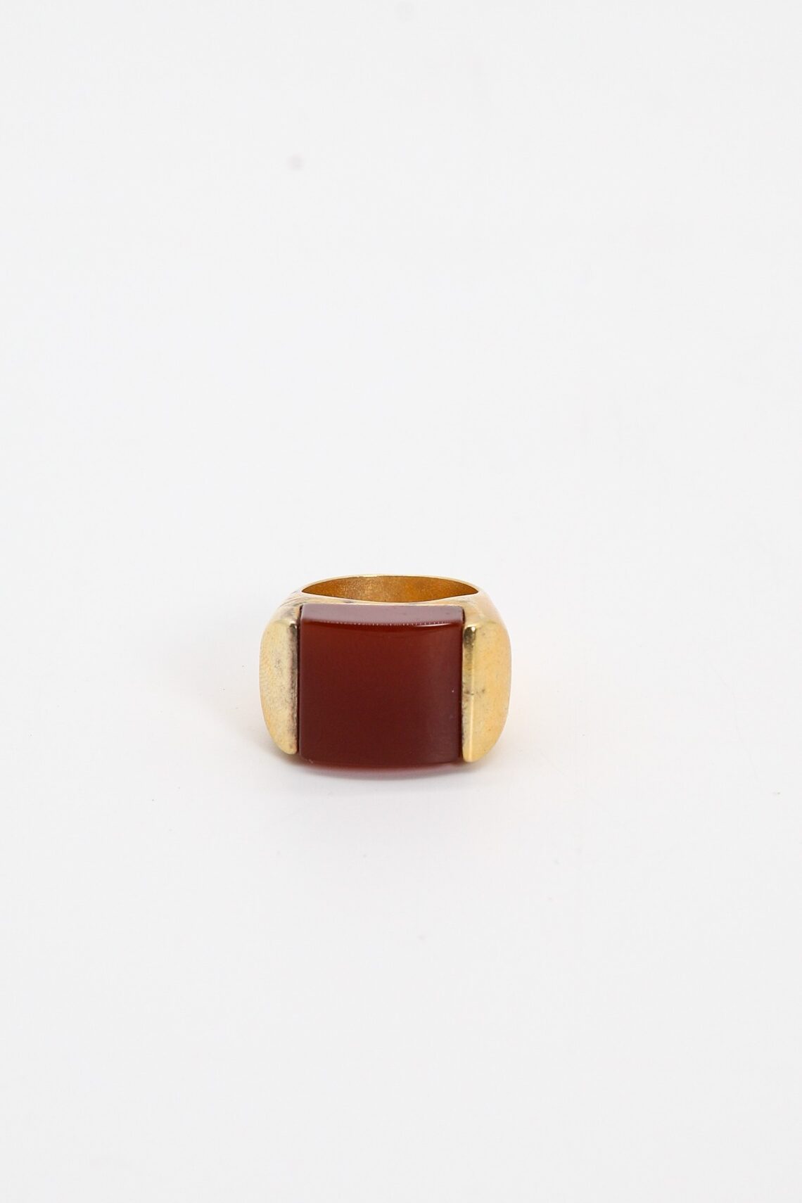 Ring mit rotem Schmuckstein in Gold