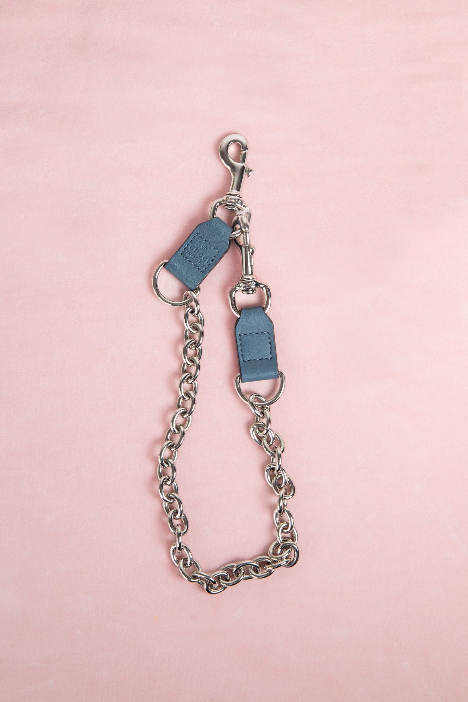 Thumbnail of http://Gucci%20Karabiner-Anhänger%20in%20Blau%20und%20Silber