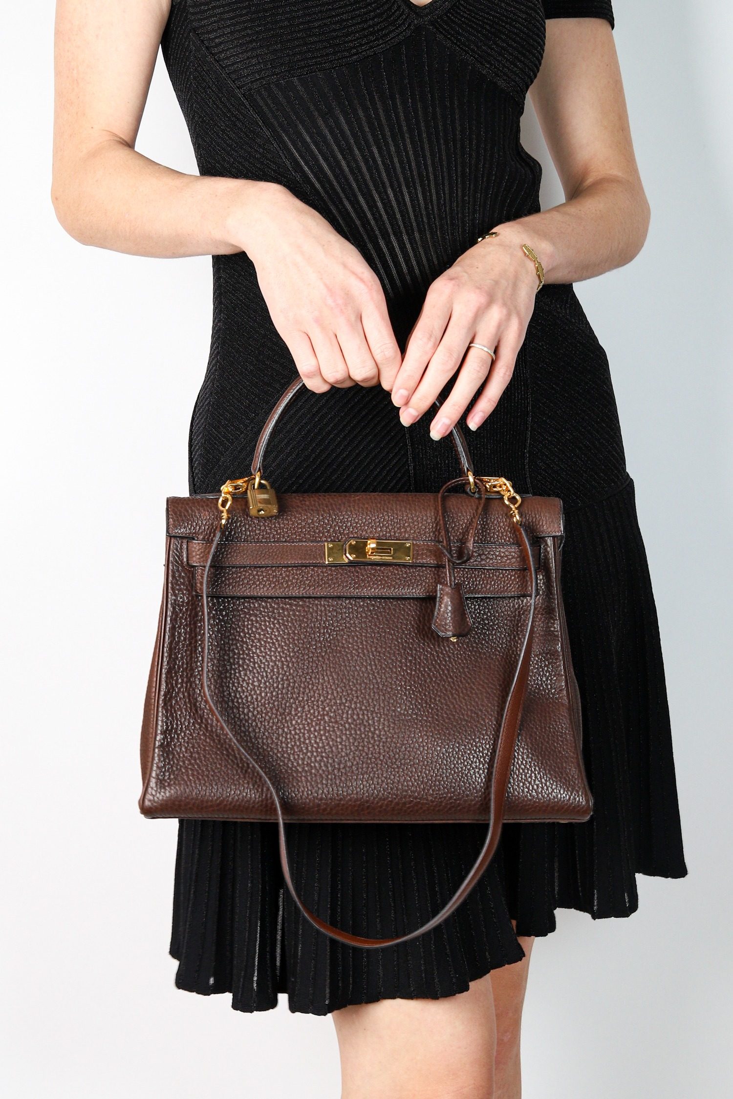 Thumbnail of http://Hermès%20Kelly%20Bag%20in%20Dunkelbraun%20und%20Gold