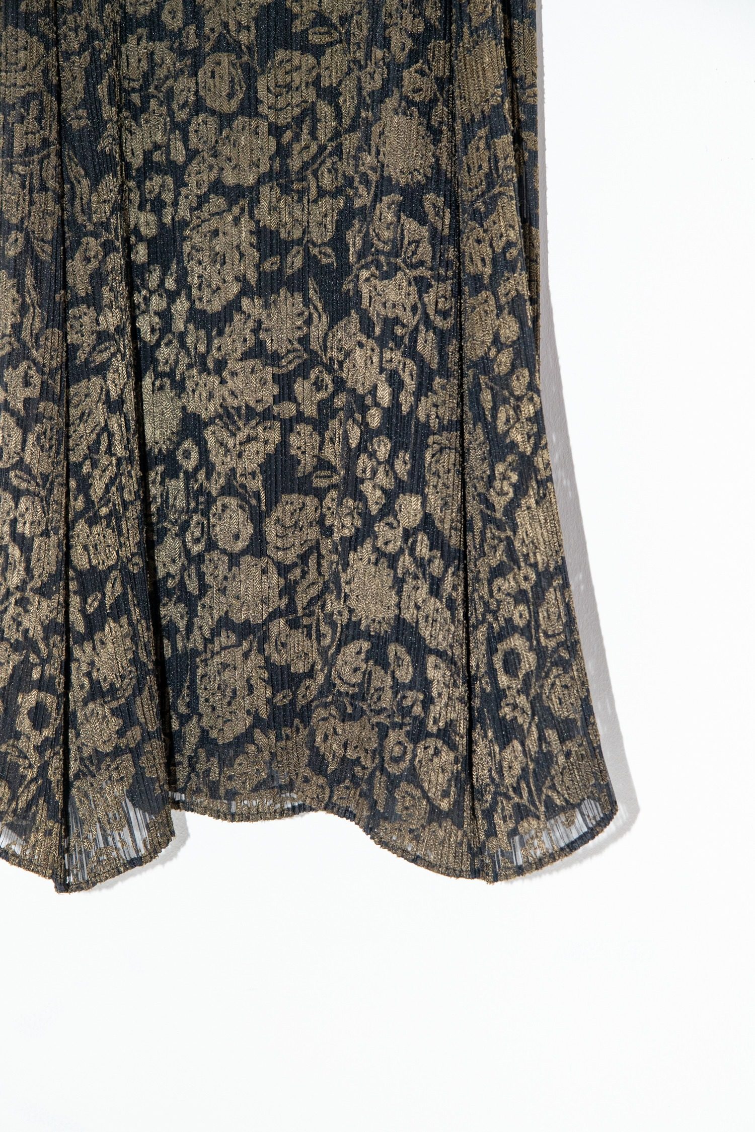 Thumbnail of http://Issey%20Miyake%20Midikleid%20mit%20Blumenmuster%20in%20Schwarz%20und%20Gold