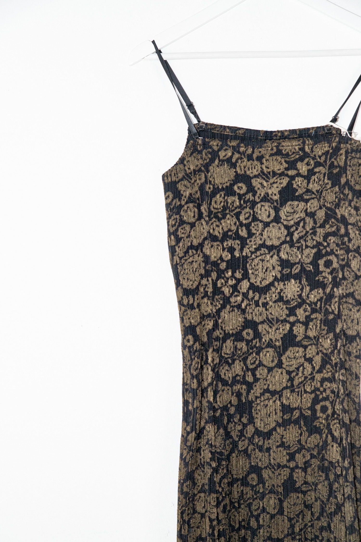 Thumbnail of http://Issey%20Miyake%20Midikleid%20mit%20Blumenmuster%20in%20Schwarz%20und%20Gold