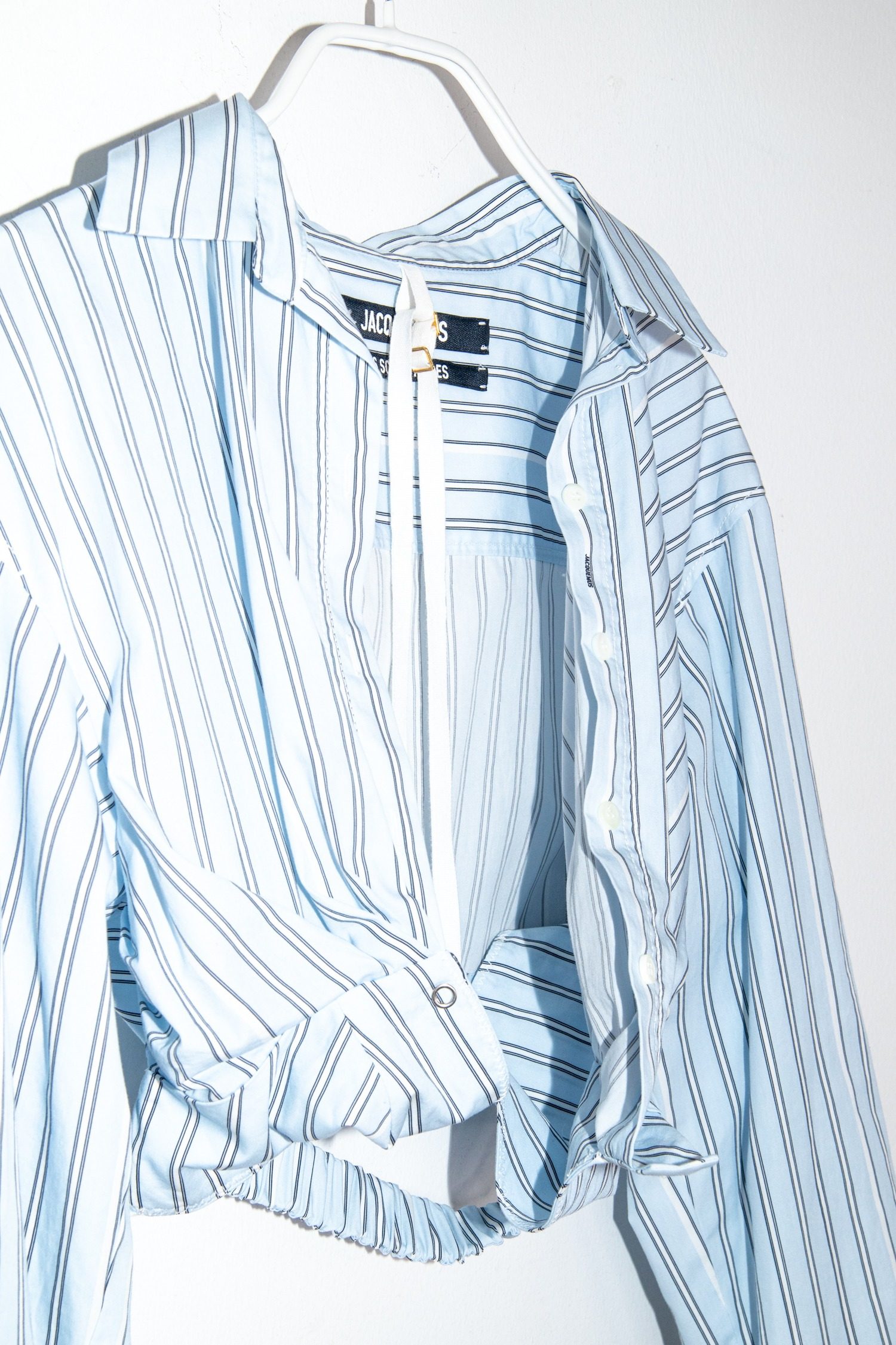 Thumbnail of http://Jacquemus%20„La%20chemise%20Bahia%20courte“%20Bluse%20in%20Hellblau%20und%20Weiß