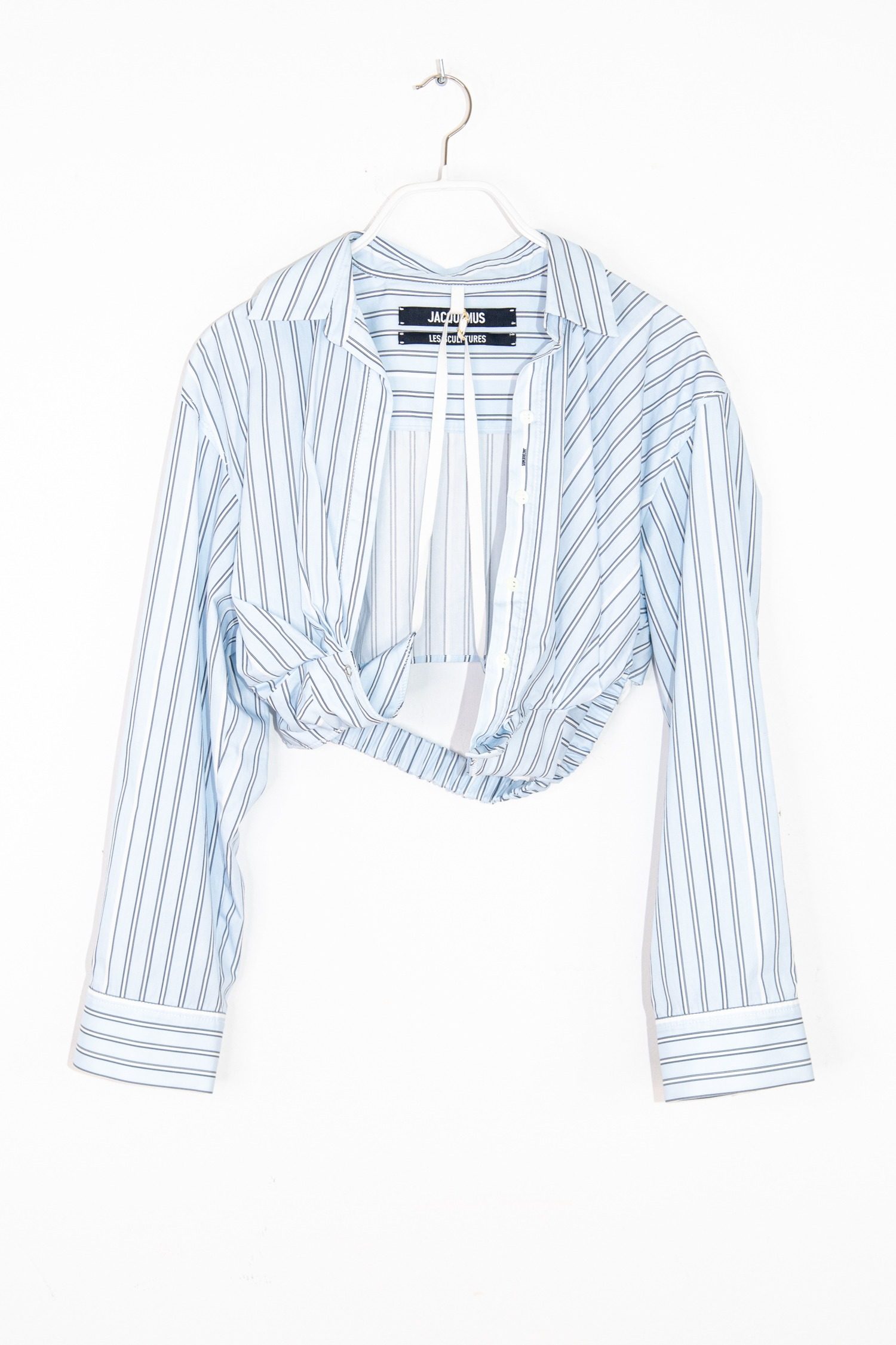 Thumbnail of http://Jacquemus%20„La%20chemise%20Bahia%20courte“%20Bluse%20in%20Hellblau%20und%20Weiß