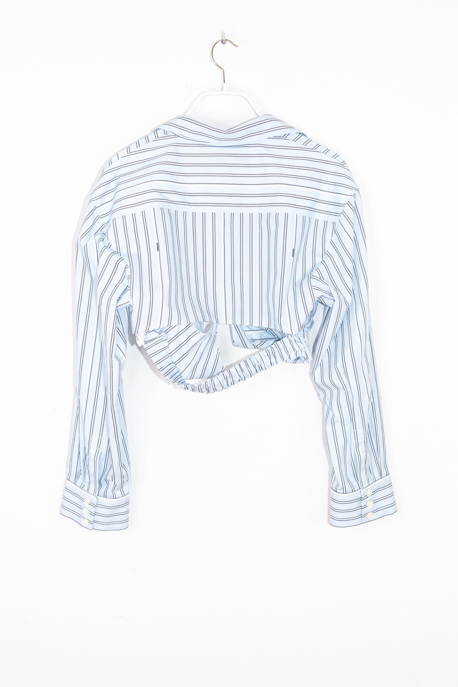 Thumbnail of http://Jacquemus%20„La%20chemise%20Bahia%20courte“%20Bluse%20in%20Hellblau%20und%20Weiß