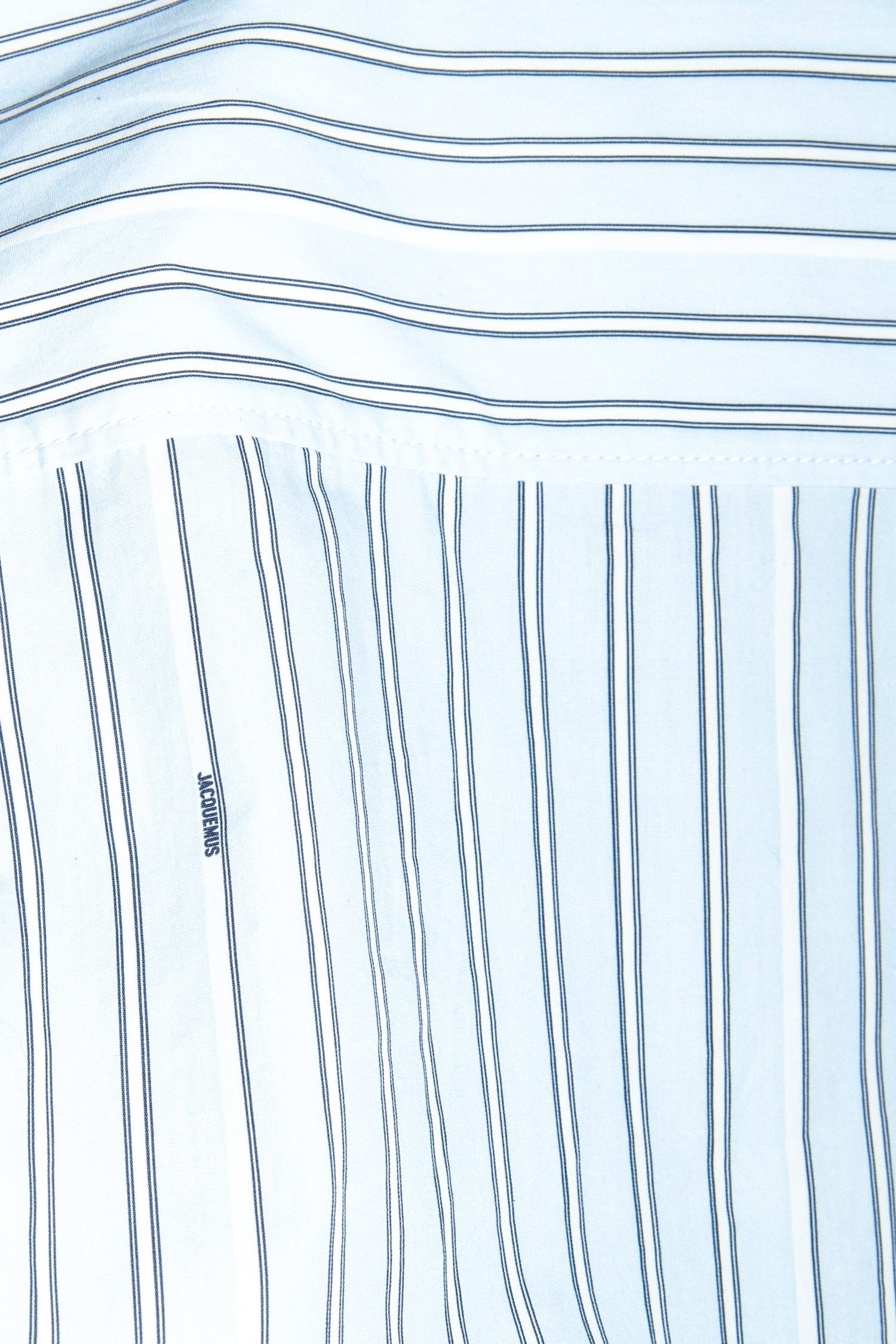 Thumbnail of http://Jacquemus%20„La%20chemise%20Bahia%20courte“%20Bluse%20in%20Hellblau%20und%20Weiß