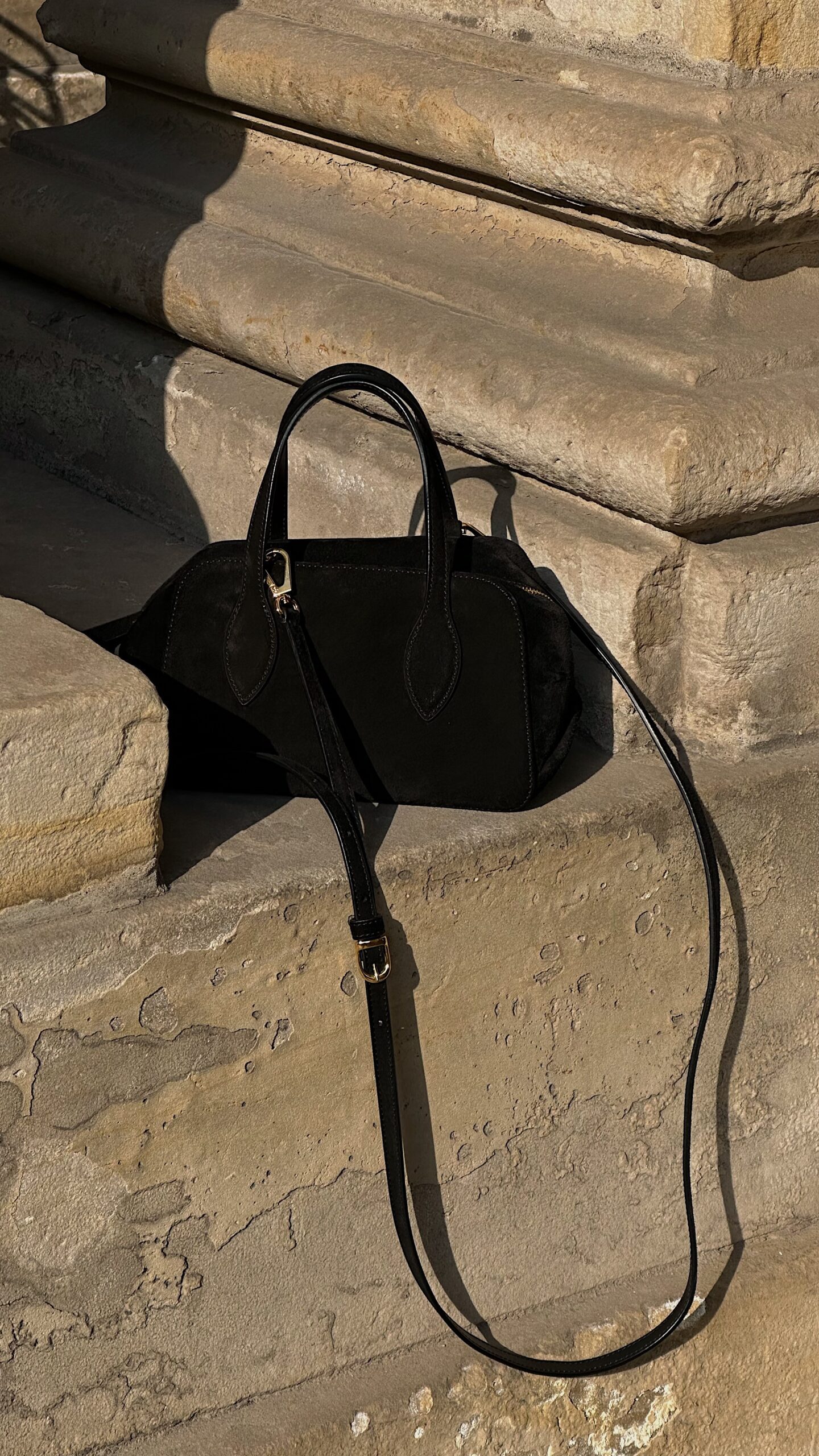 Khaite "The Small Maeve Crossbody" Umhängetasche in Schwarz