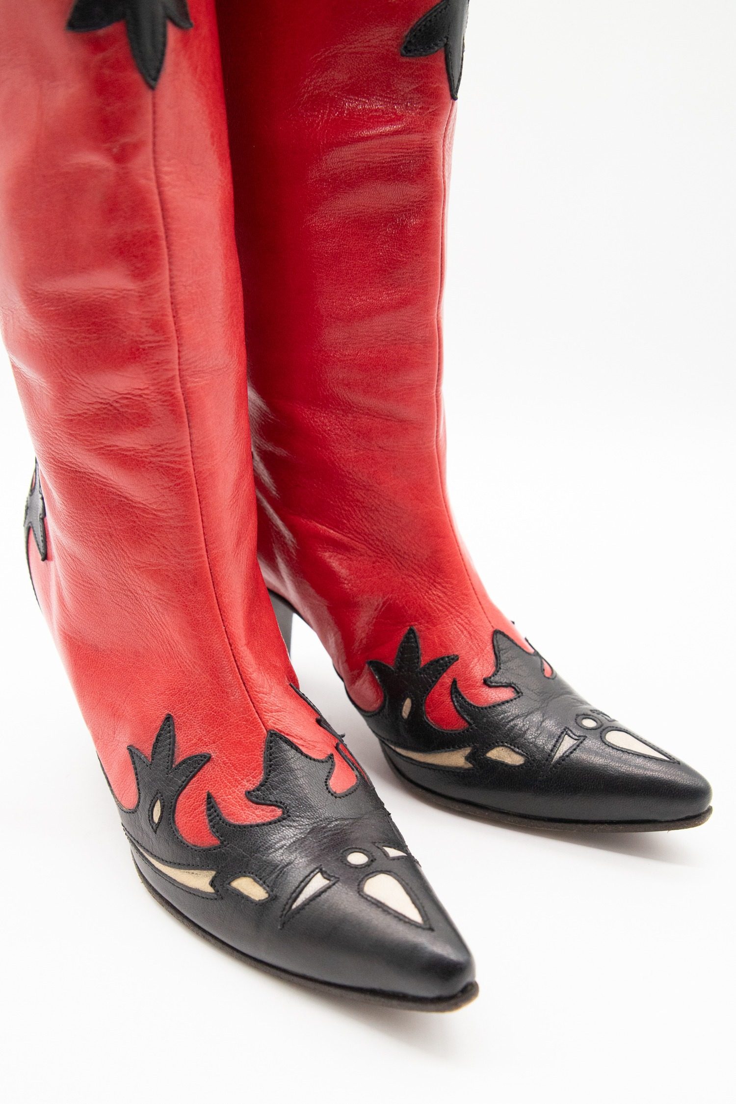 Thumbnail of http://L'Autre%20Chose%20Boyboy-Boots%20in%20Rot%20und%20Schwarz