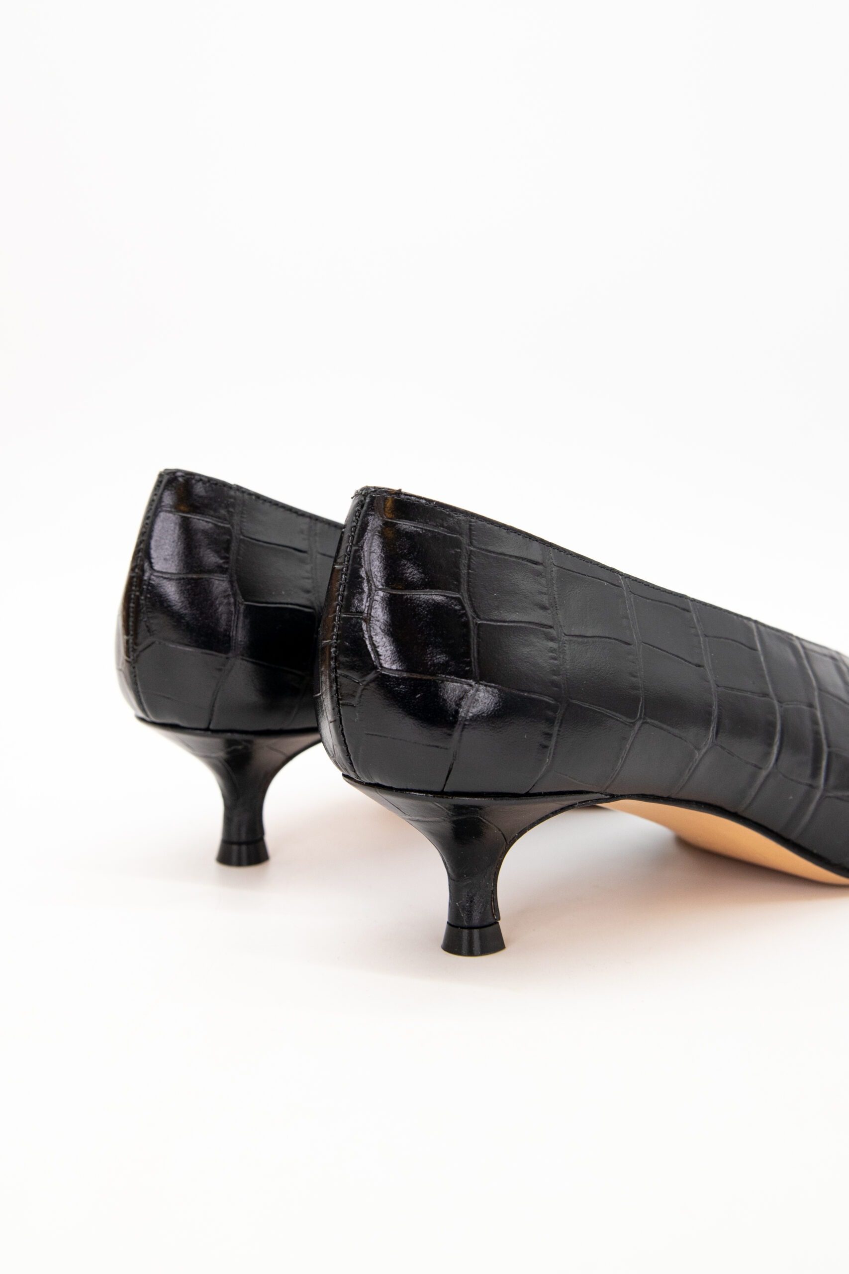 Thumbnail of http://Le%20Monde%20Béryl%20Babouche%20Pumps%20in%20Kroko-Optik%20in%20Schwarz