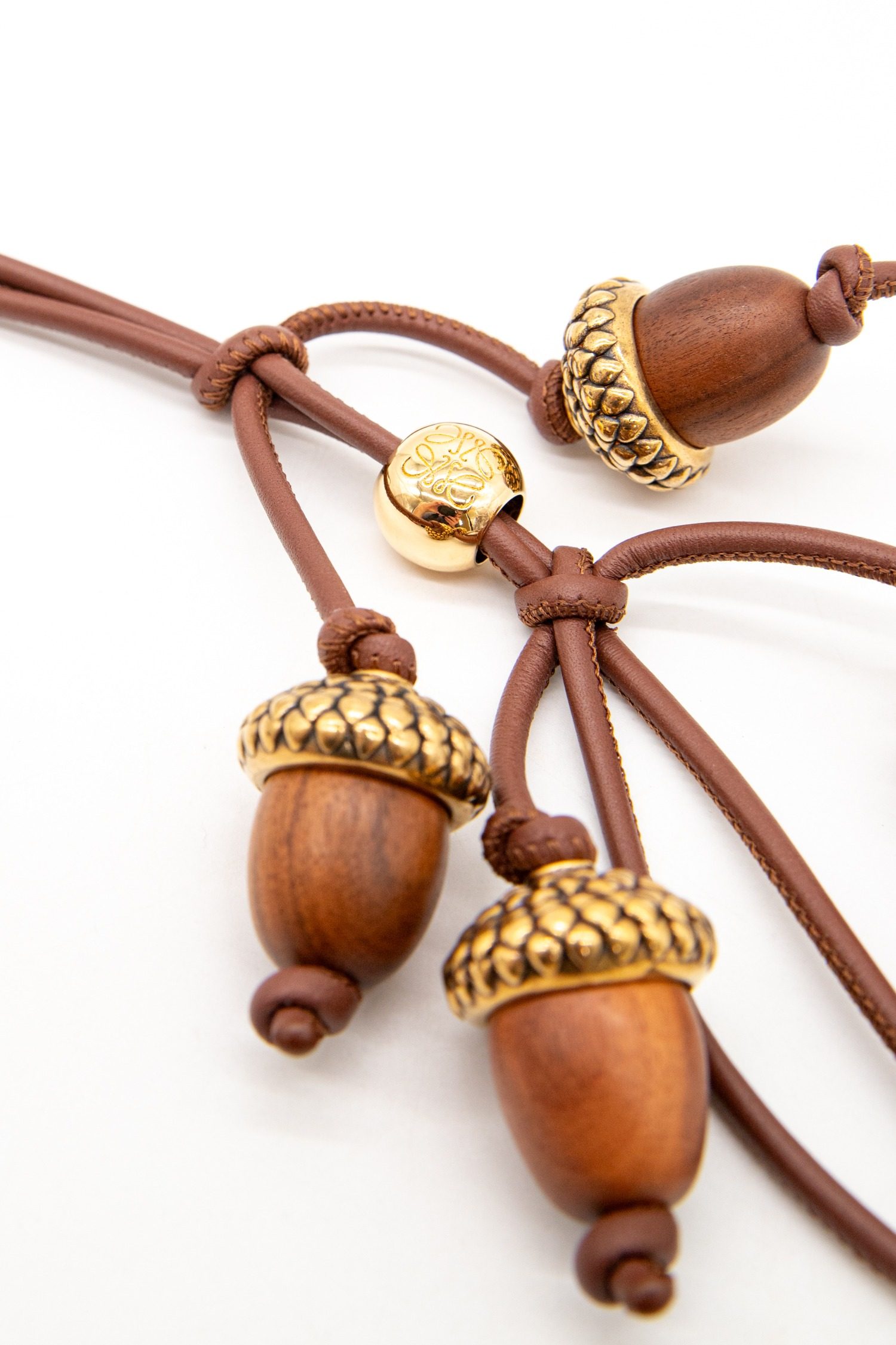 Thumbnail of http://Loewe%20Wooden%20Acorn%20Schlüsselanhänger%20in%20Braun%20und%20Gold