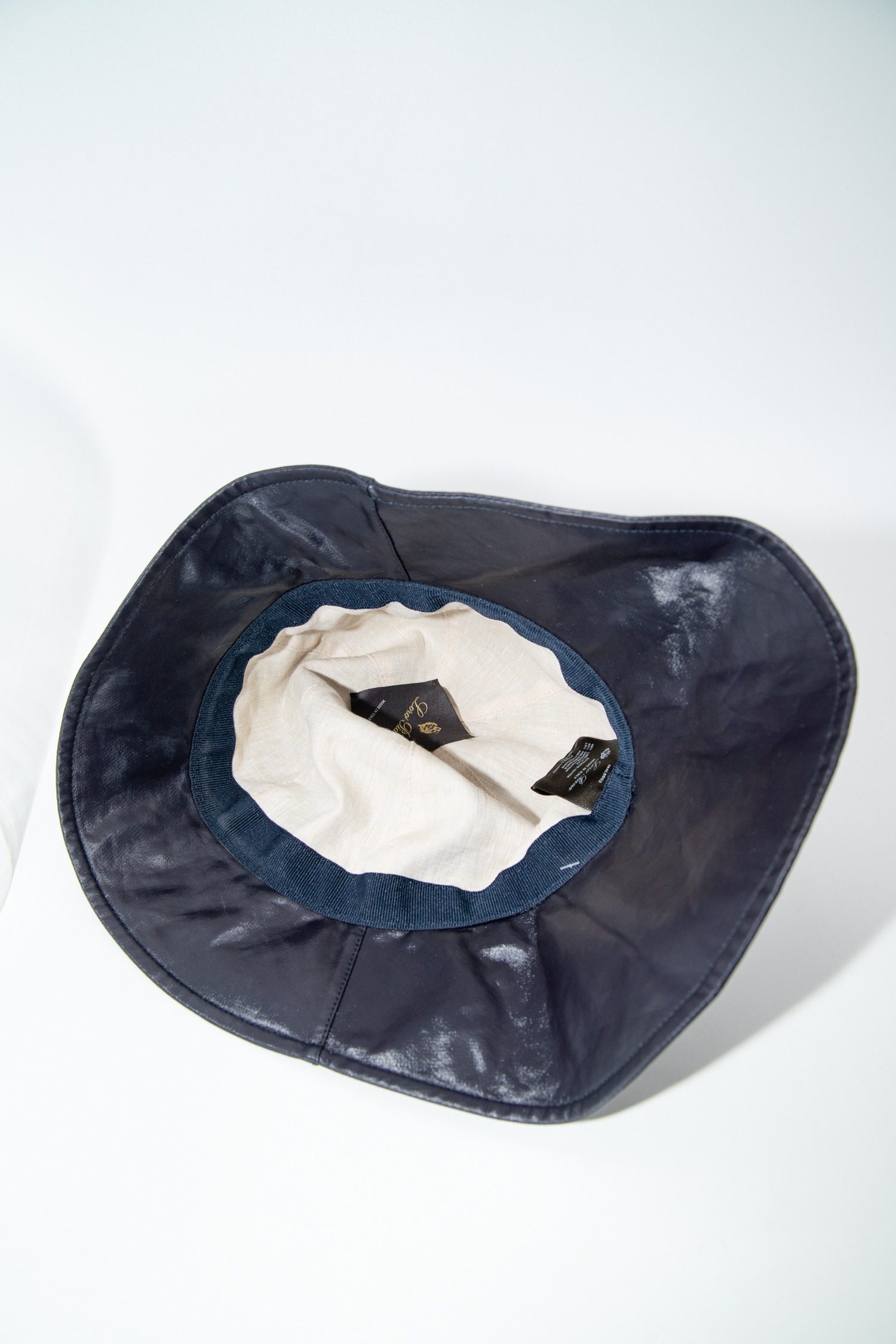 Thumbnail of http://Loro%20Piana%20Regenhut%20in%20Aubergine