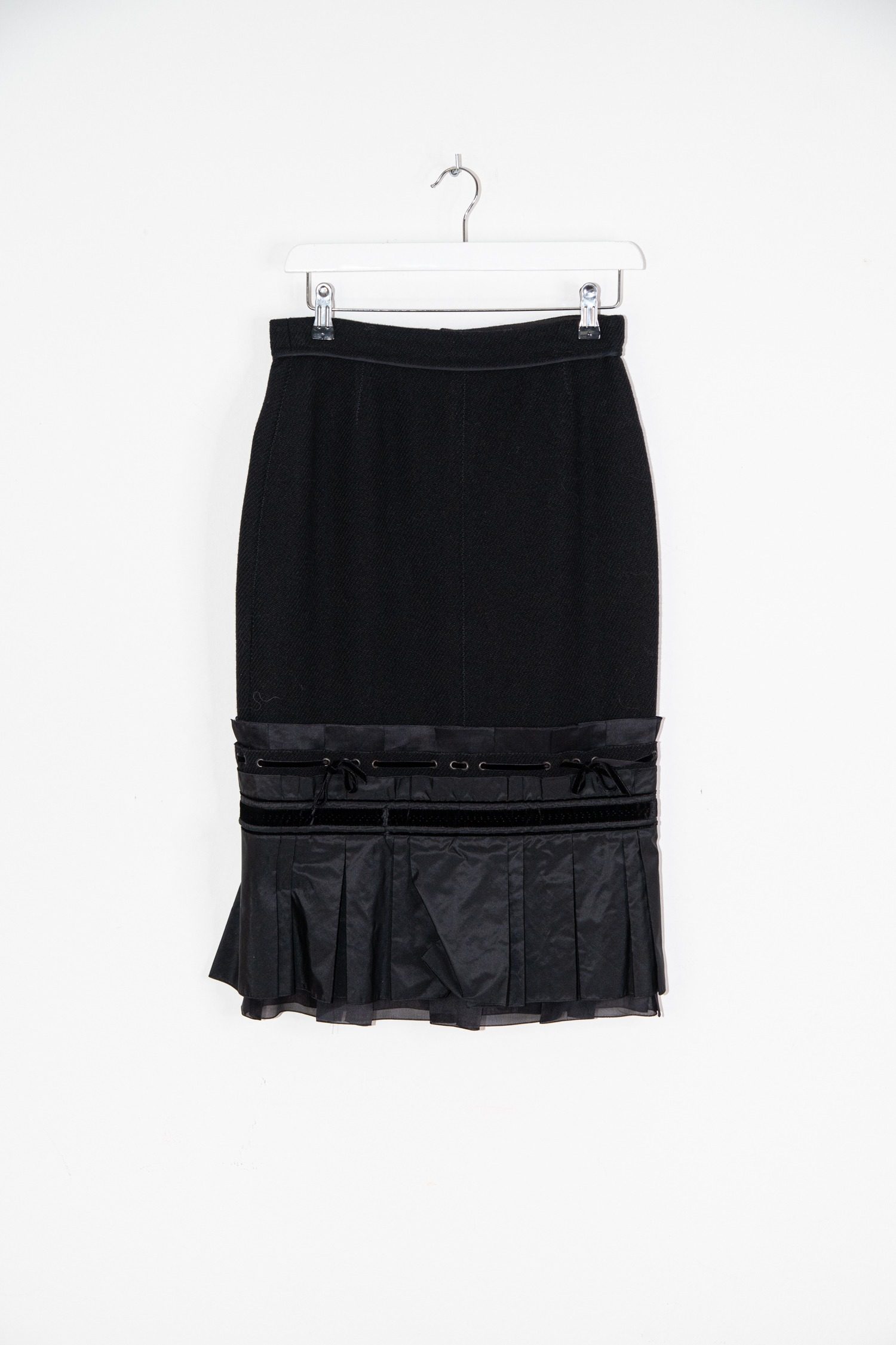 Thumbnail of http://Vintage%20Louis%20Vuitton%20Midirock%20mit%20Faltendetails%20in%20Schwarz