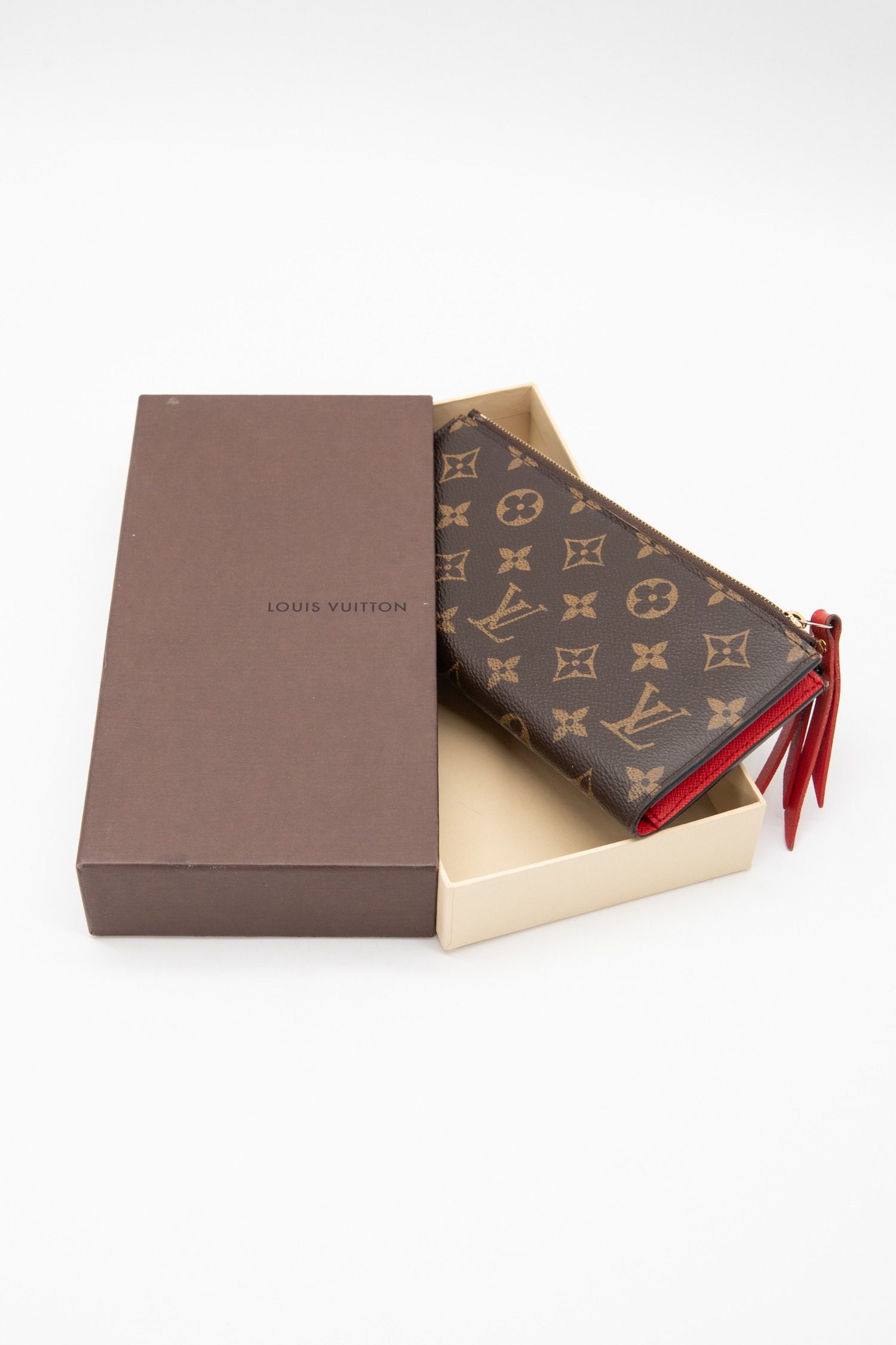 Thumbnail of http://Louis%20Vuitton%20Monogram%20Adele%20Portemonnaie%20mit%20roten%20Details