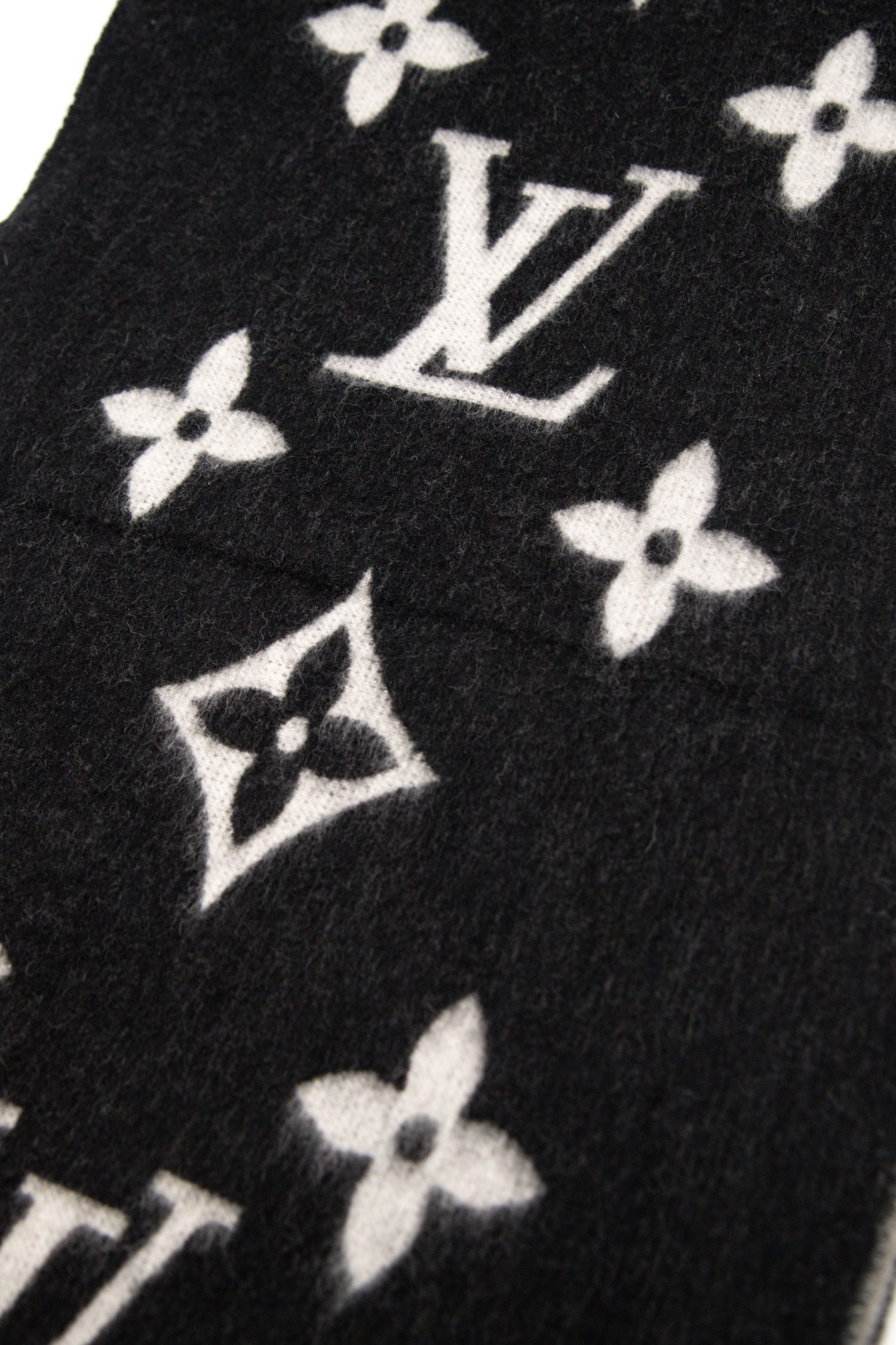 Thumbnail of http://Louis%20Vuitton%20“%20Reykjavik“%20Schal%20in%20Schwarz%20und%20Hellgrau