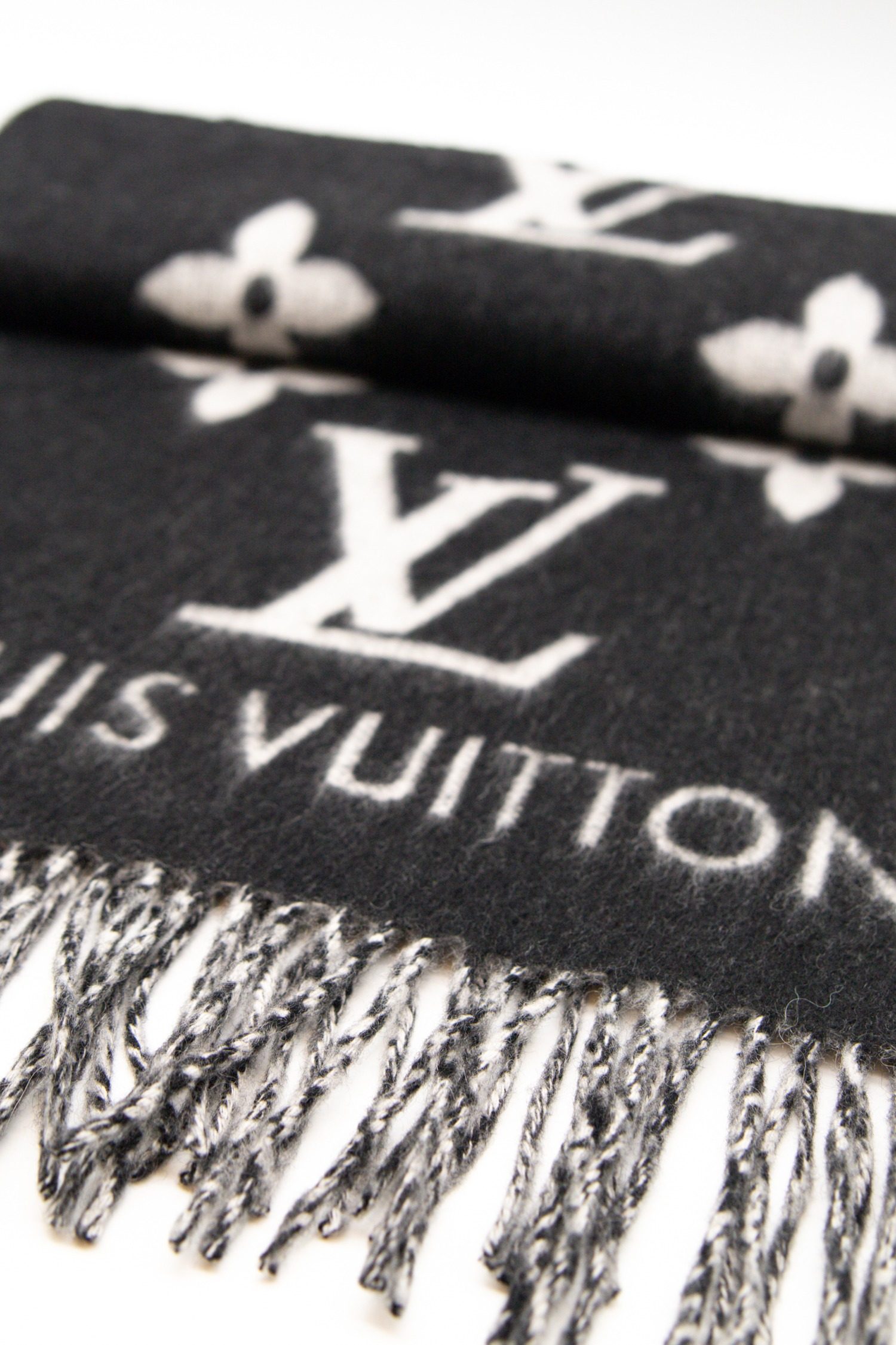 Thumbnail of http://Louis%20Vuitton%20“%20Reykjavik“%20Schal%20in%20Schwarz%20und%20Hellgrau