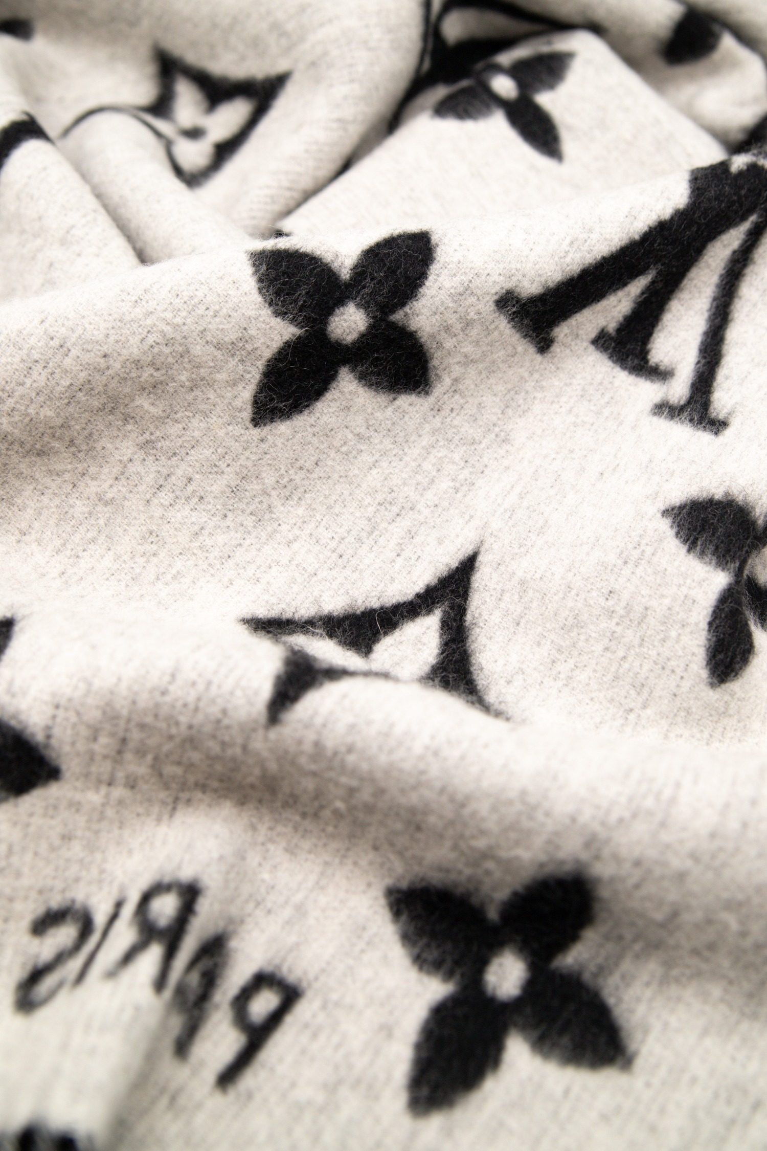 Thumbnail of http://Louis%20Vuitton%20“%20Reykjavik“%20Schal%20in%20Schwarz%20und%20Hellgrau