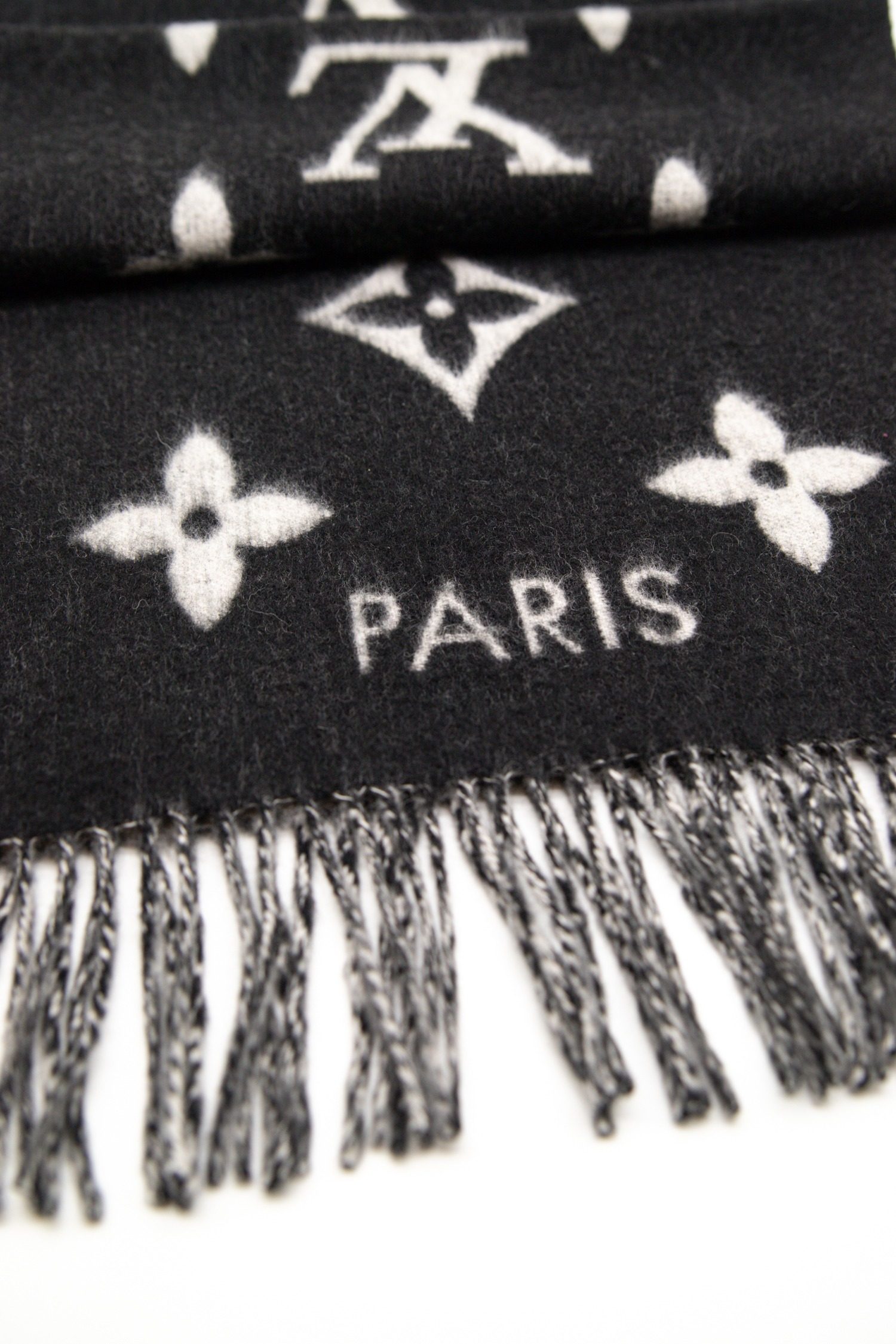 Thumbnail of http://Louis%20Vuitton%20“%20Reykjavik“%20Schal%20in%20Schwarz%20und%20Hellgrau