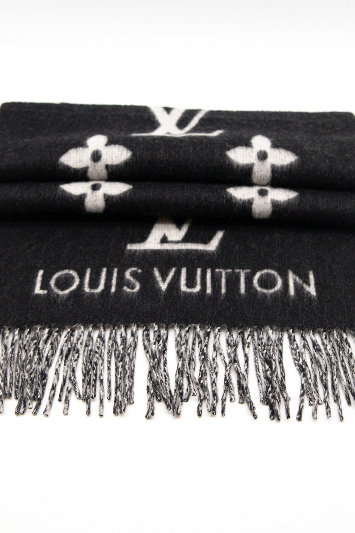 Thumbnail of http://Louis%20Vuitton%20“%20Reykjavik“%20Schal%20in%20Schwarz%20und%20Hellgrau